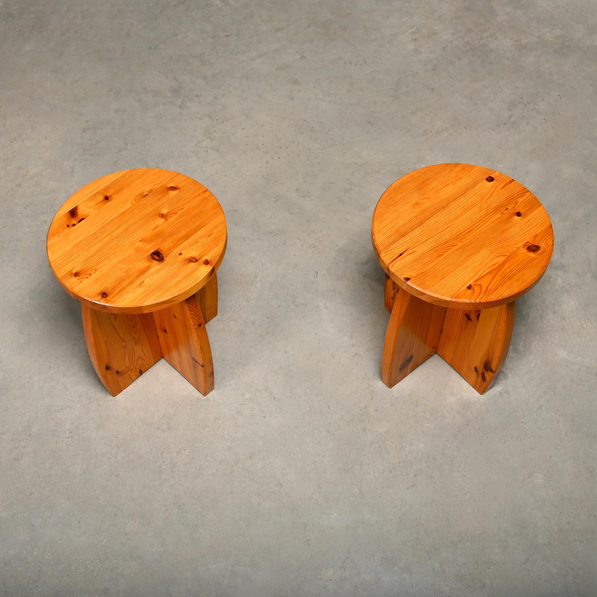 Tabourets brutalistes et rustiques en pin massif, Suède, 1970 Bon état - En vente à Amsterdam, NL