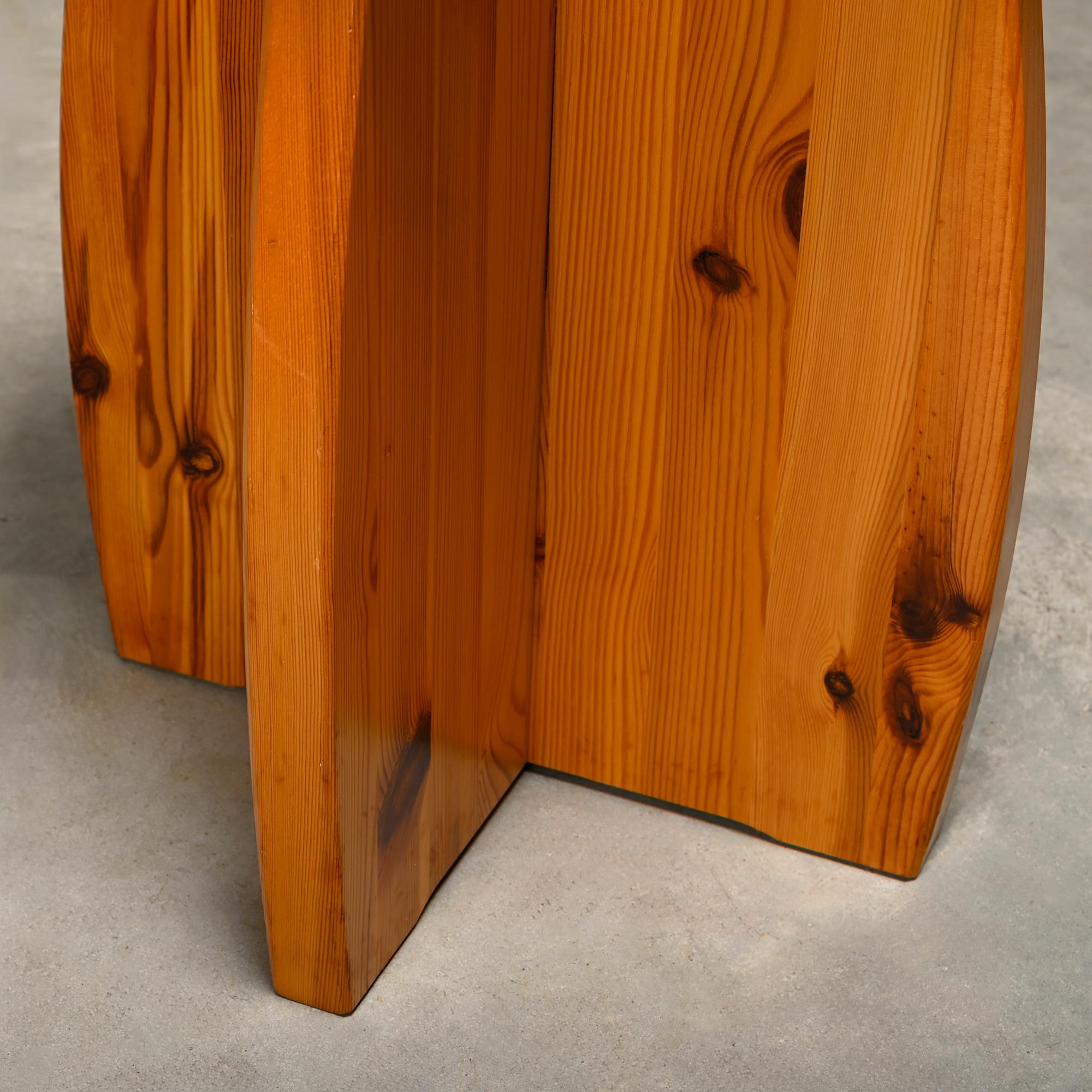 20ième siècle Tabourets brutalistes et rustiques en pin massif, Suède, 1970 en vente