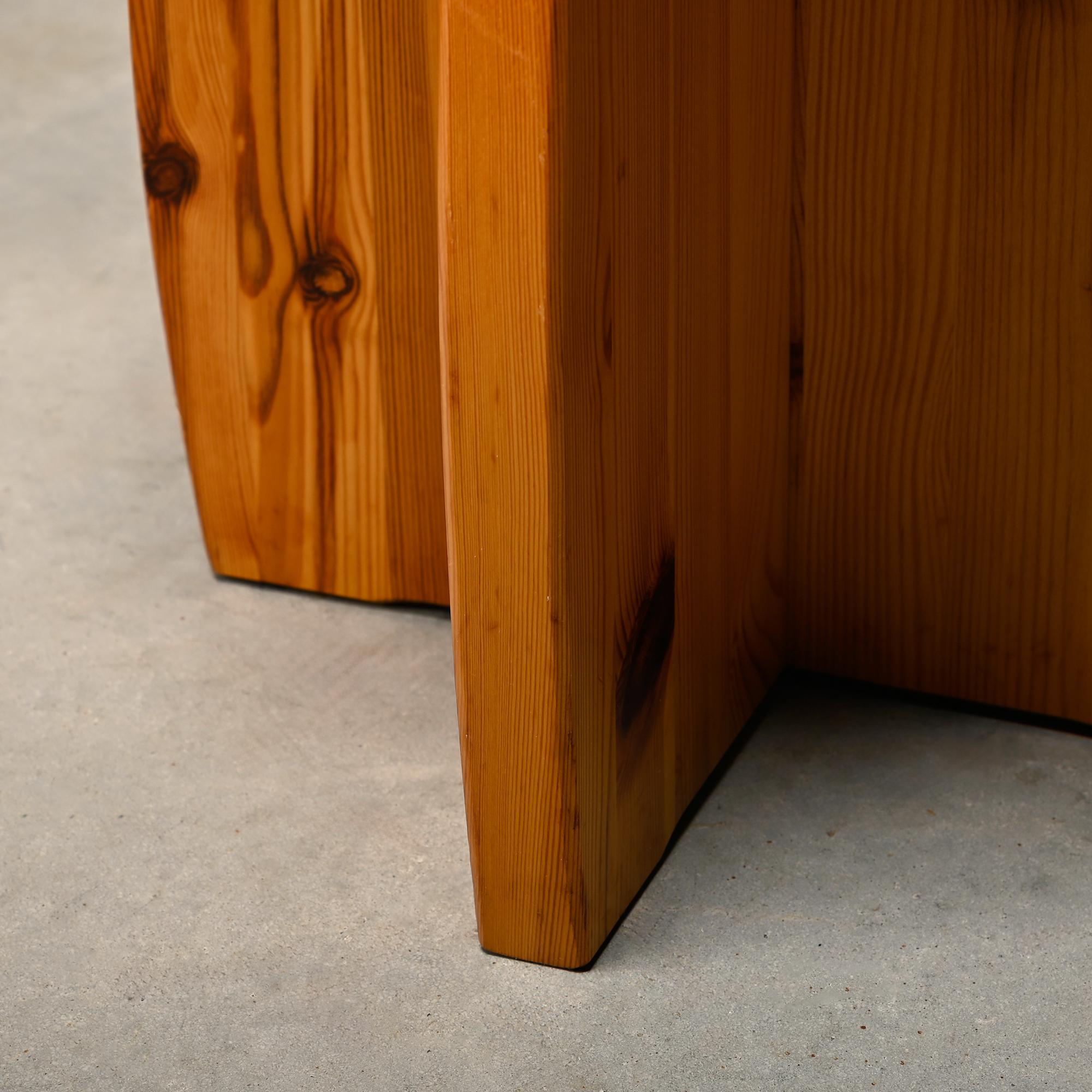 Pin Tabourets brutalistes et rustiques en pin massif, Suède, 1970 en vente