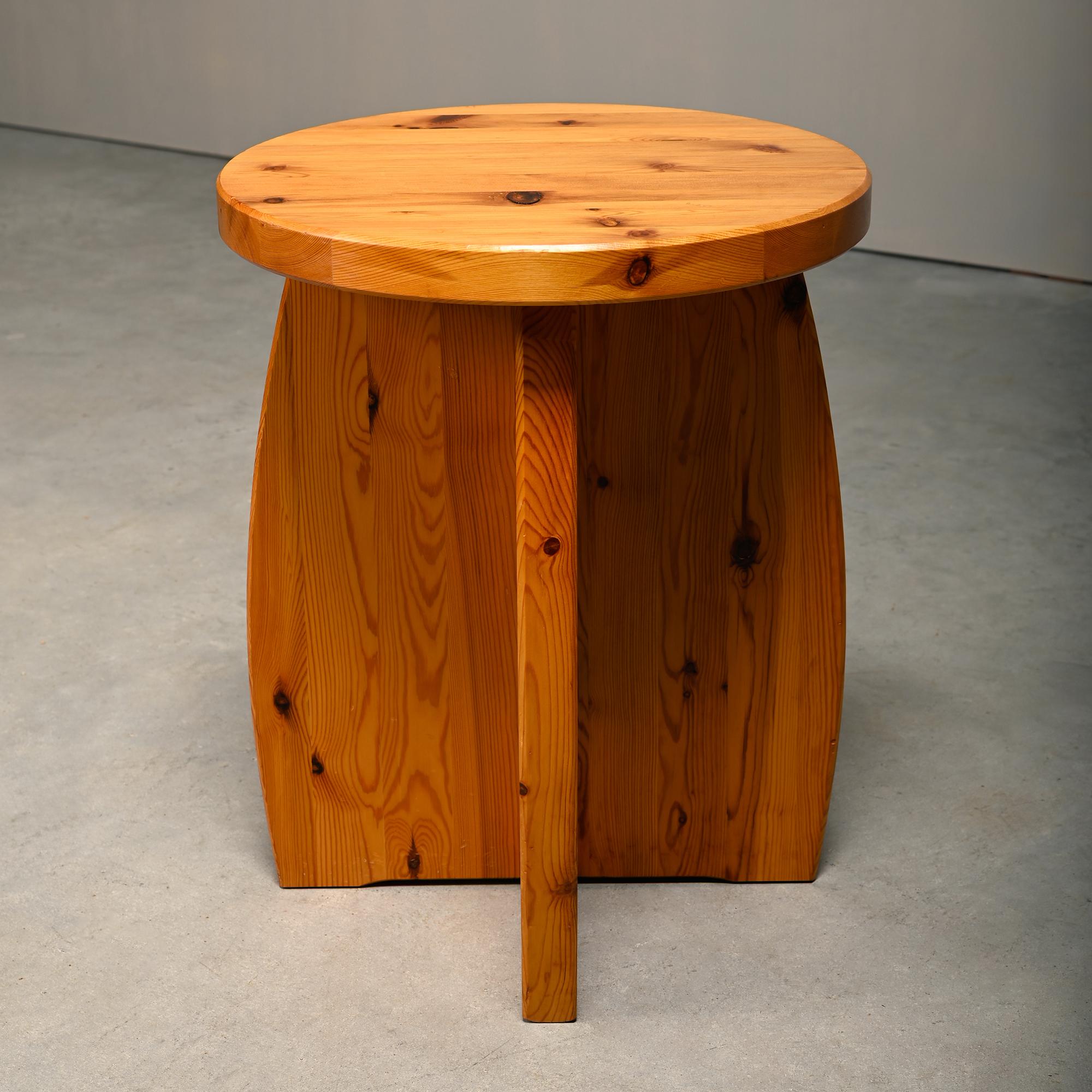 Tabourets brutalistes et rustiques en pin massif, Suède, 1970 en vente 1