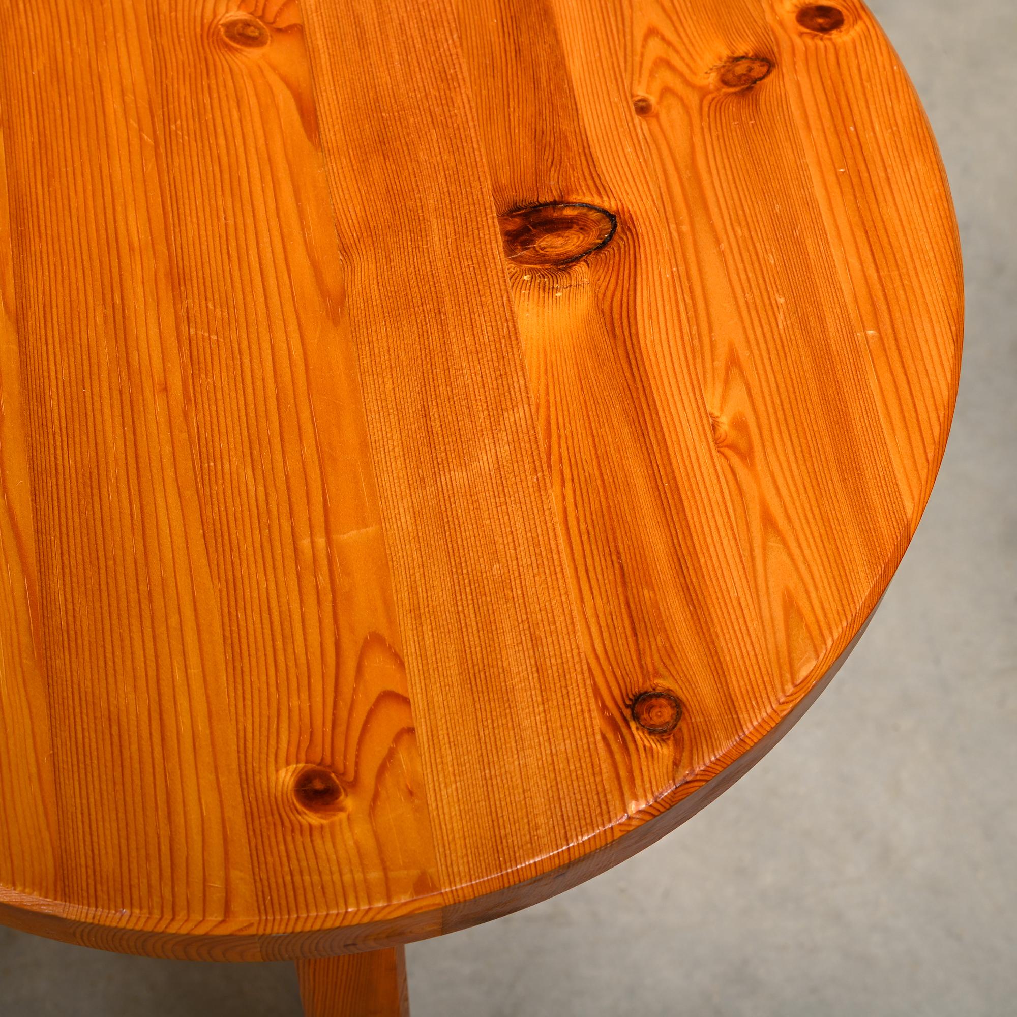 Tabourets brutalistes et rustiques en pin massif, Suède, 1970 en vente 2