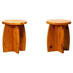 Tabourets brutalistes et rustiques en pin massif, Suède, 1970