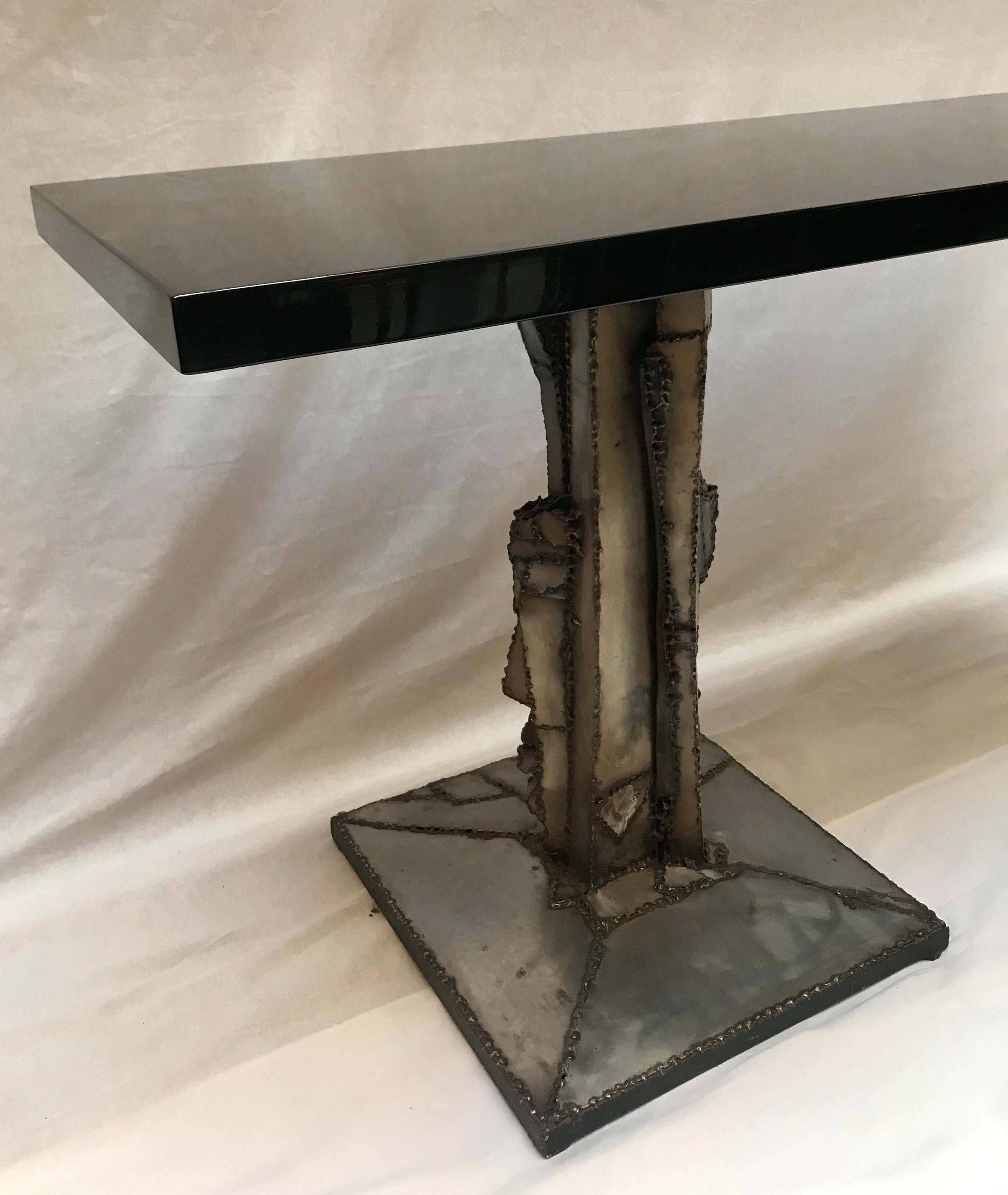 Brutalist and sculptural console table by Jacques Versari, 1983

With a black lacquered wooden top.

Signed below 