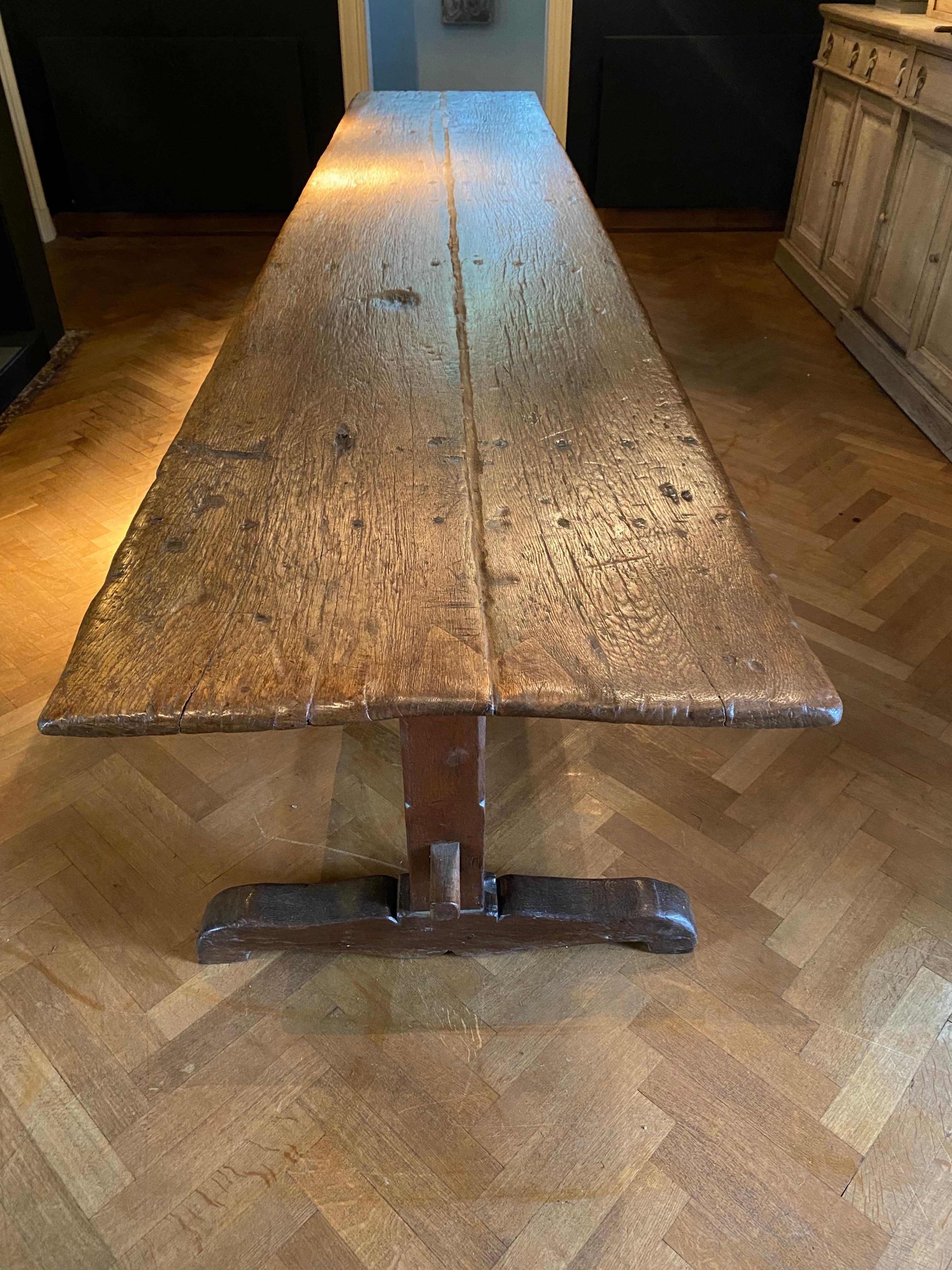 Exceptionnelle table de couvent brutaliste et ancienne d'Italie,
Région de Toscane, fin du 18e siècle,
la table a une belle patine ancienne et le brillant du chêne,
les 3 pieds ont une patine brune,
table très élégante et décorative,
peuvent être