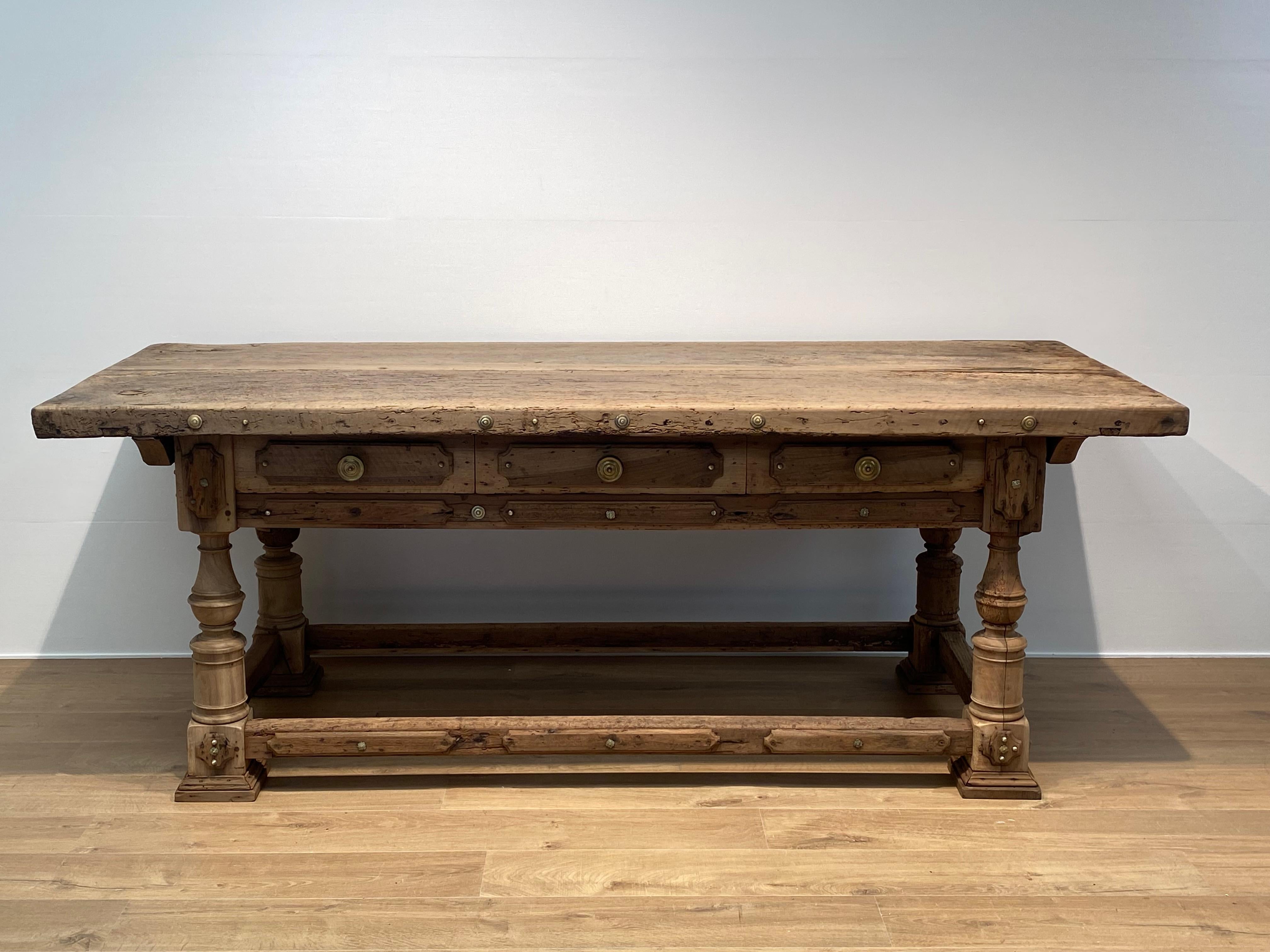 Außergewöhnlicher und brutalistischer antiker Tisch aus Italien aus Bologna,
aus dem 17. Jahrhundert, gebleicht, aus Eichen-, Nussbaum- und Pappelholz gefertigt,
der Tisch ist reich verziert und hat seine originalen Metalldekorationen und Griffe,