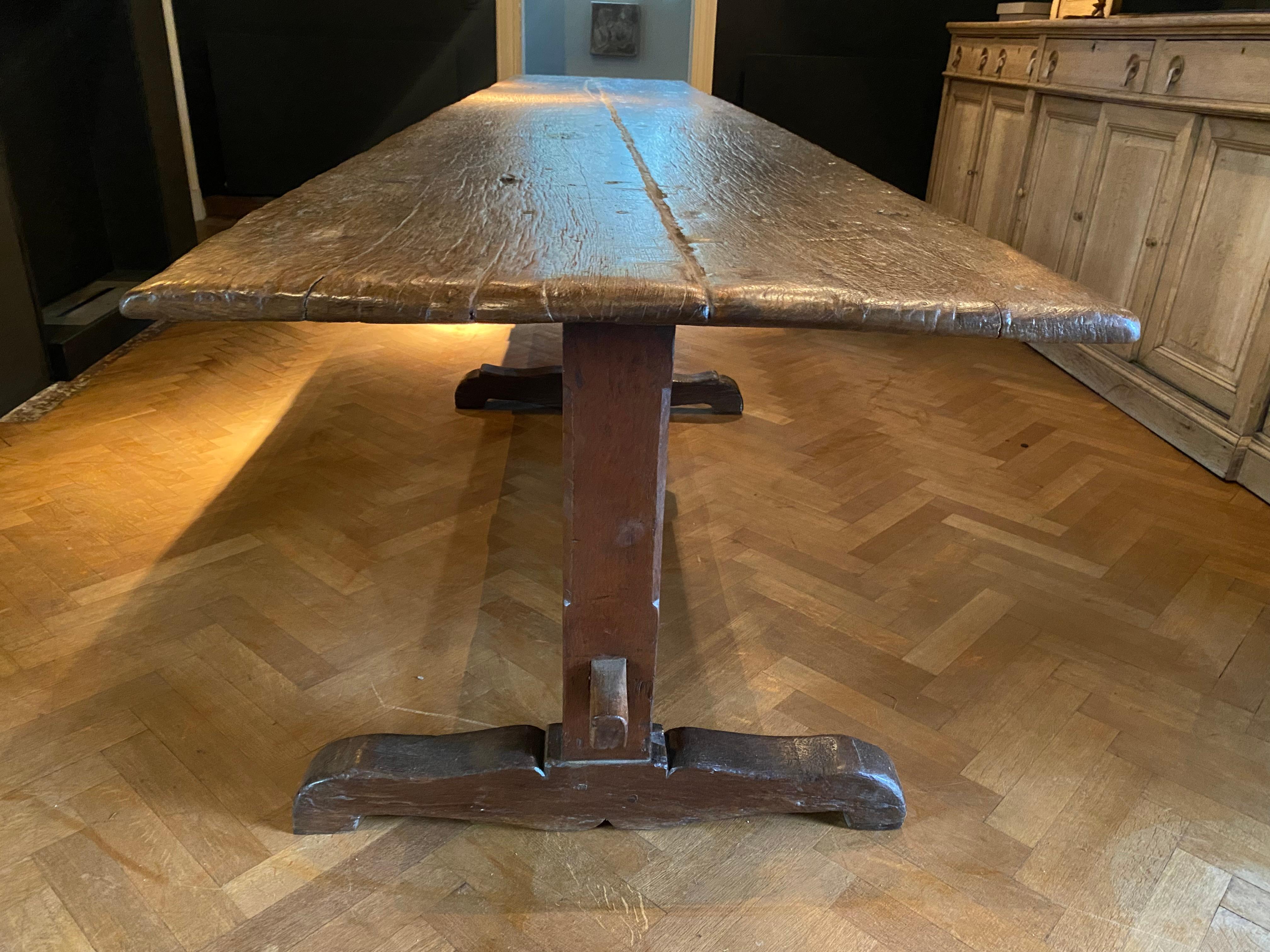 Patiné Table italienne antique brutaliste en vente