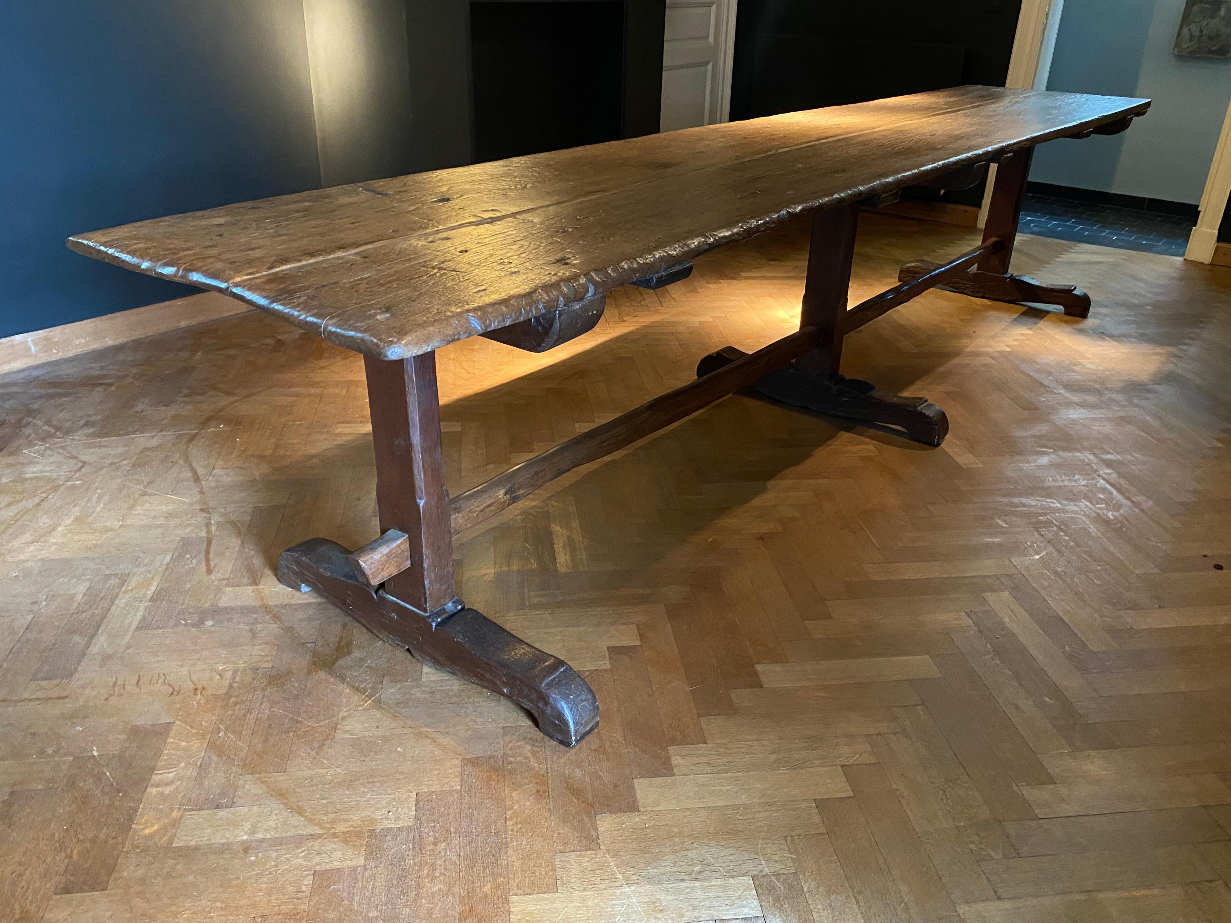 Chêne Table italienne antique brutaliste en vente