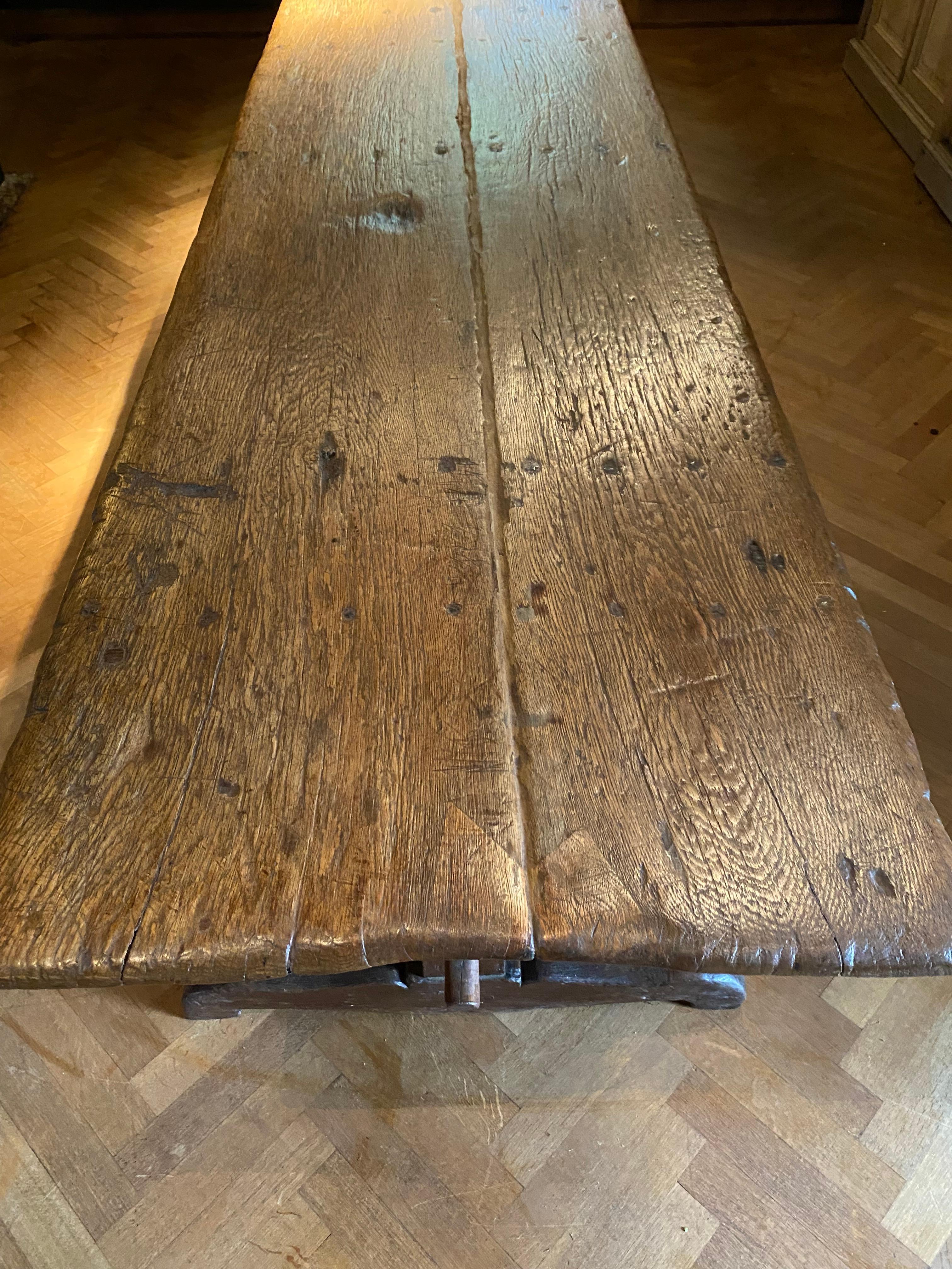 Brutalistischer, antiker italienischer Tisch (Eichenholz) im Angebot