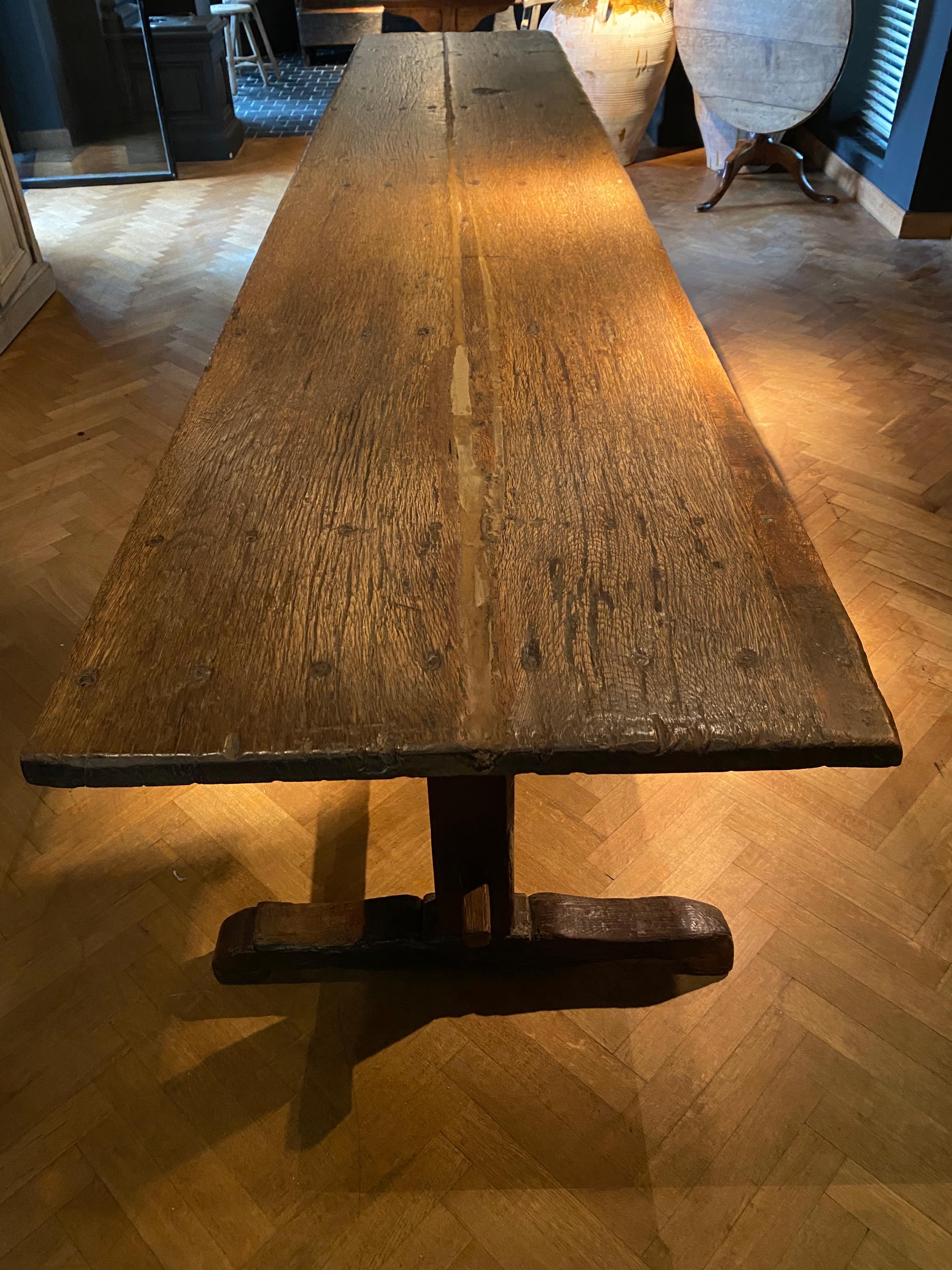 Table italienne antique brutaliste en vente 2