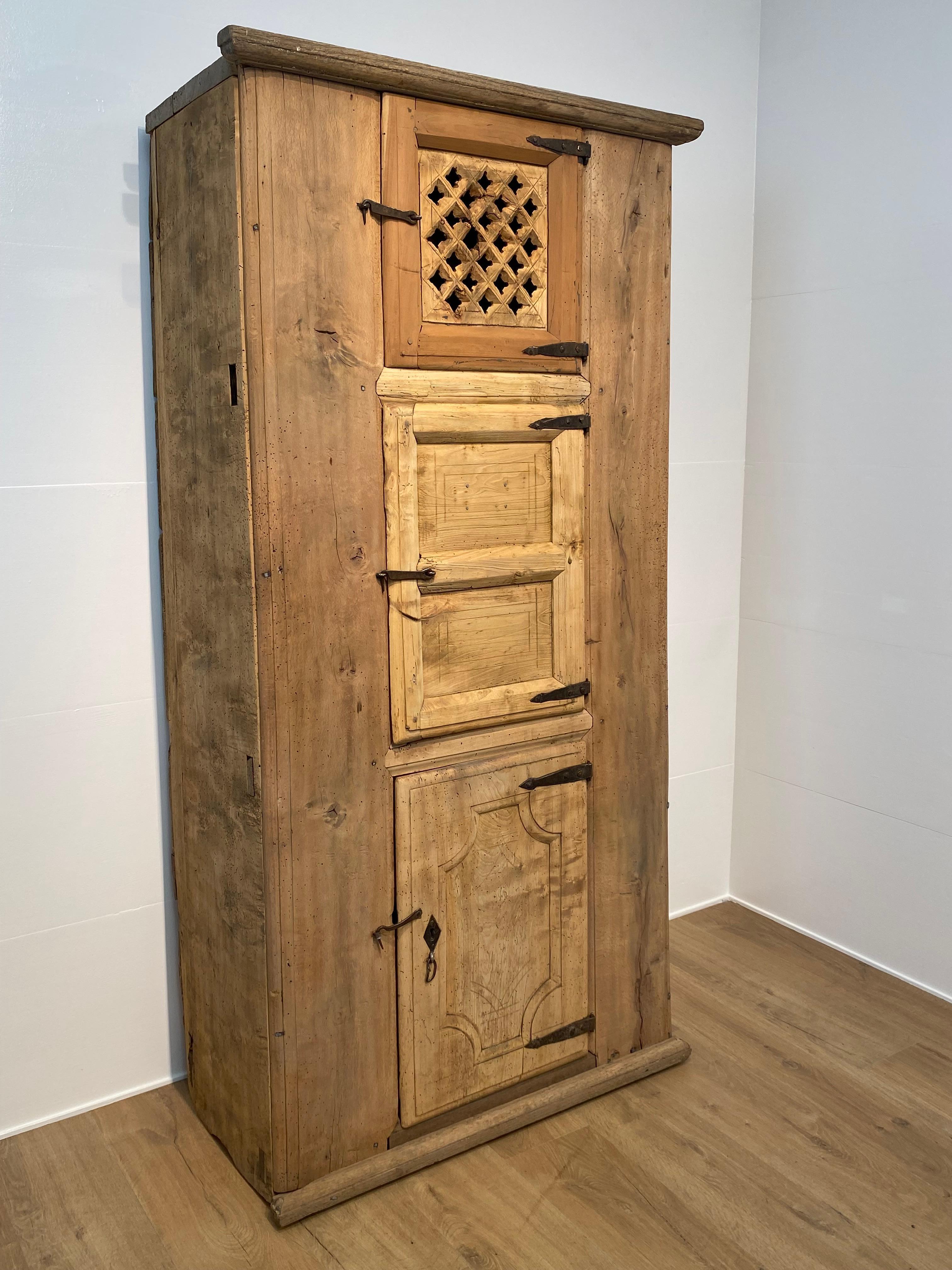 Ancienne armoire espagnole brutaliste en vente 10