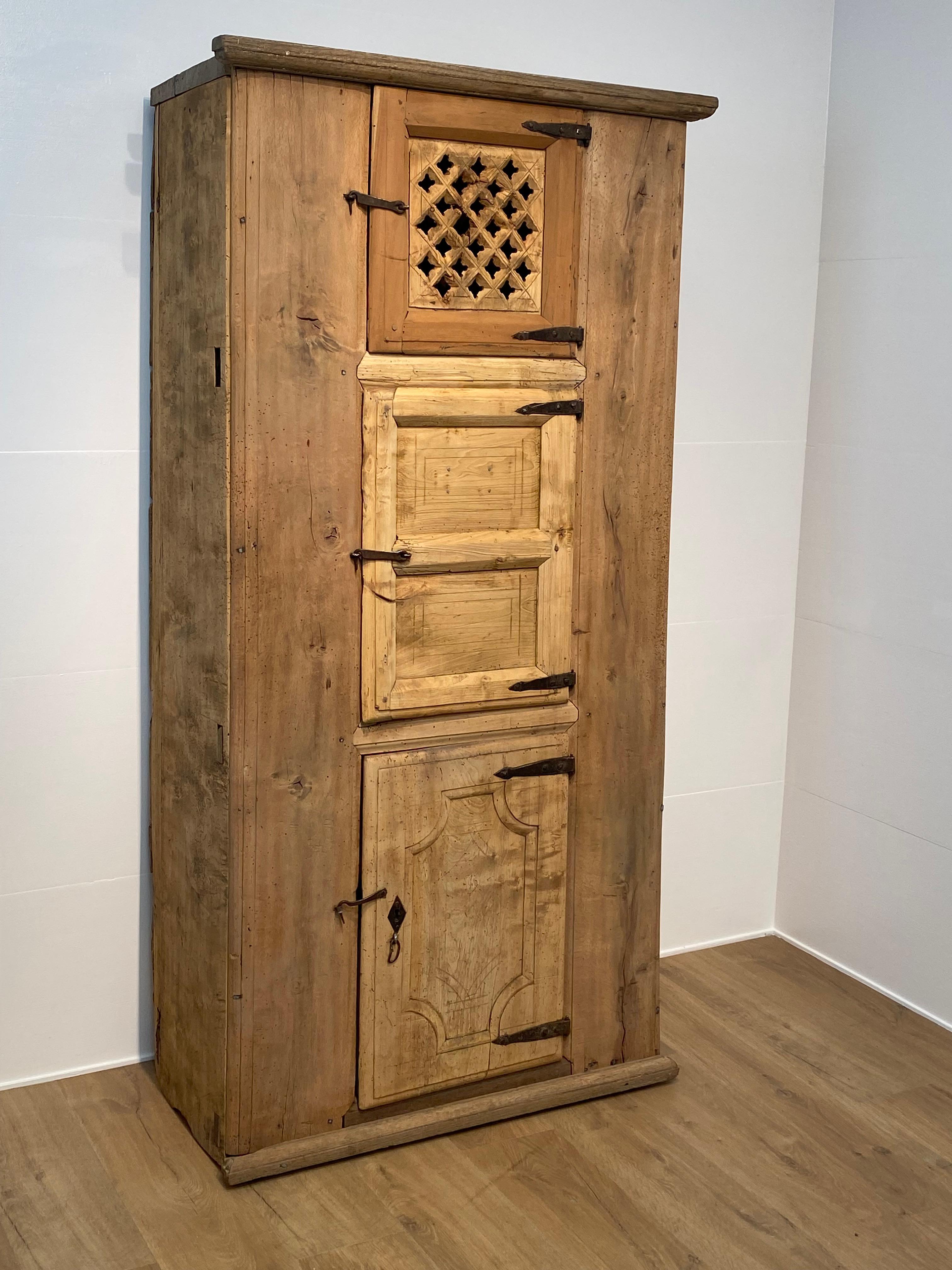 Blanchi Ancienne armoire espagnole brutaliste en vente