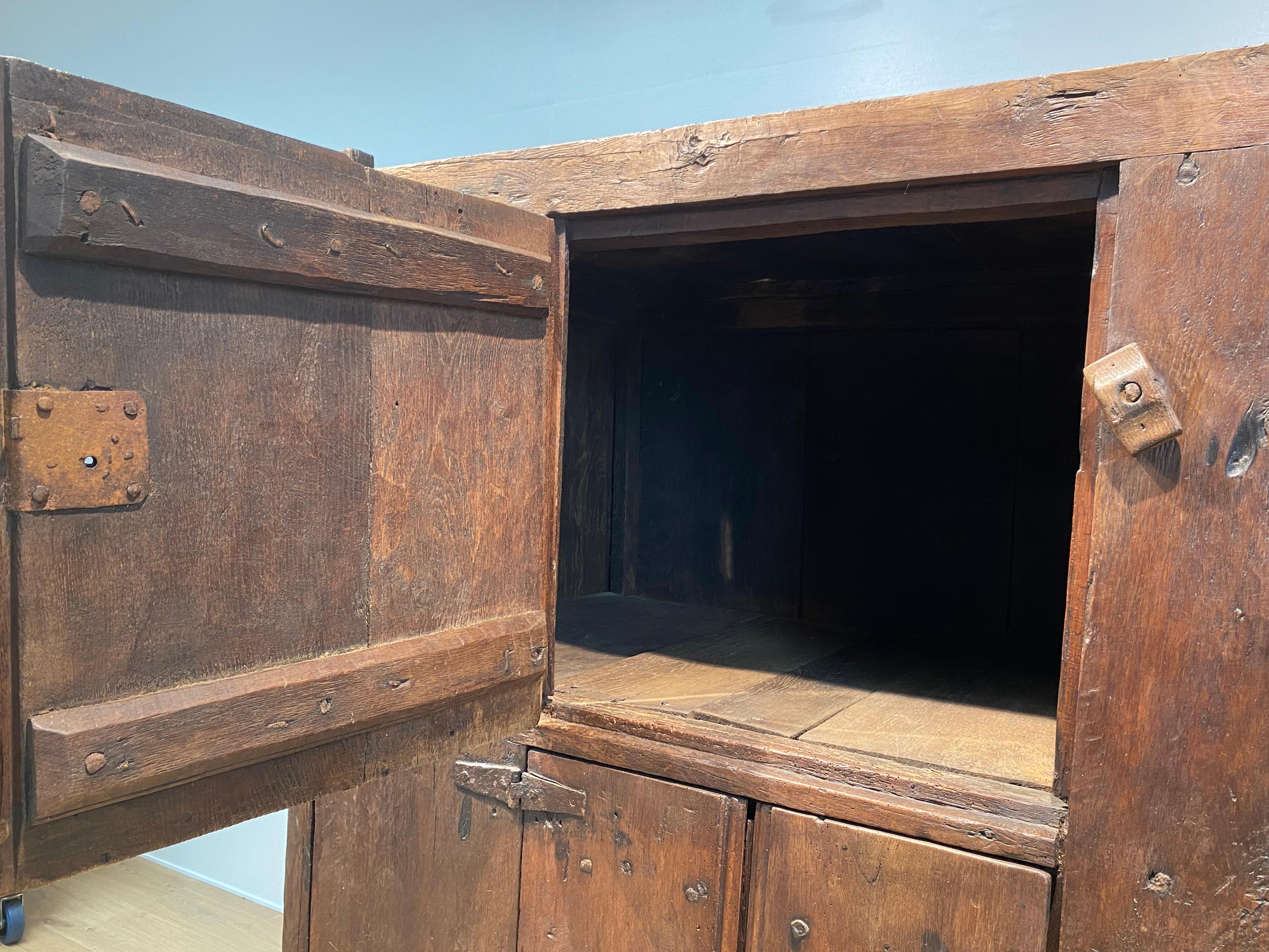 Ancienne commode espagnole brutaliste en vente 3