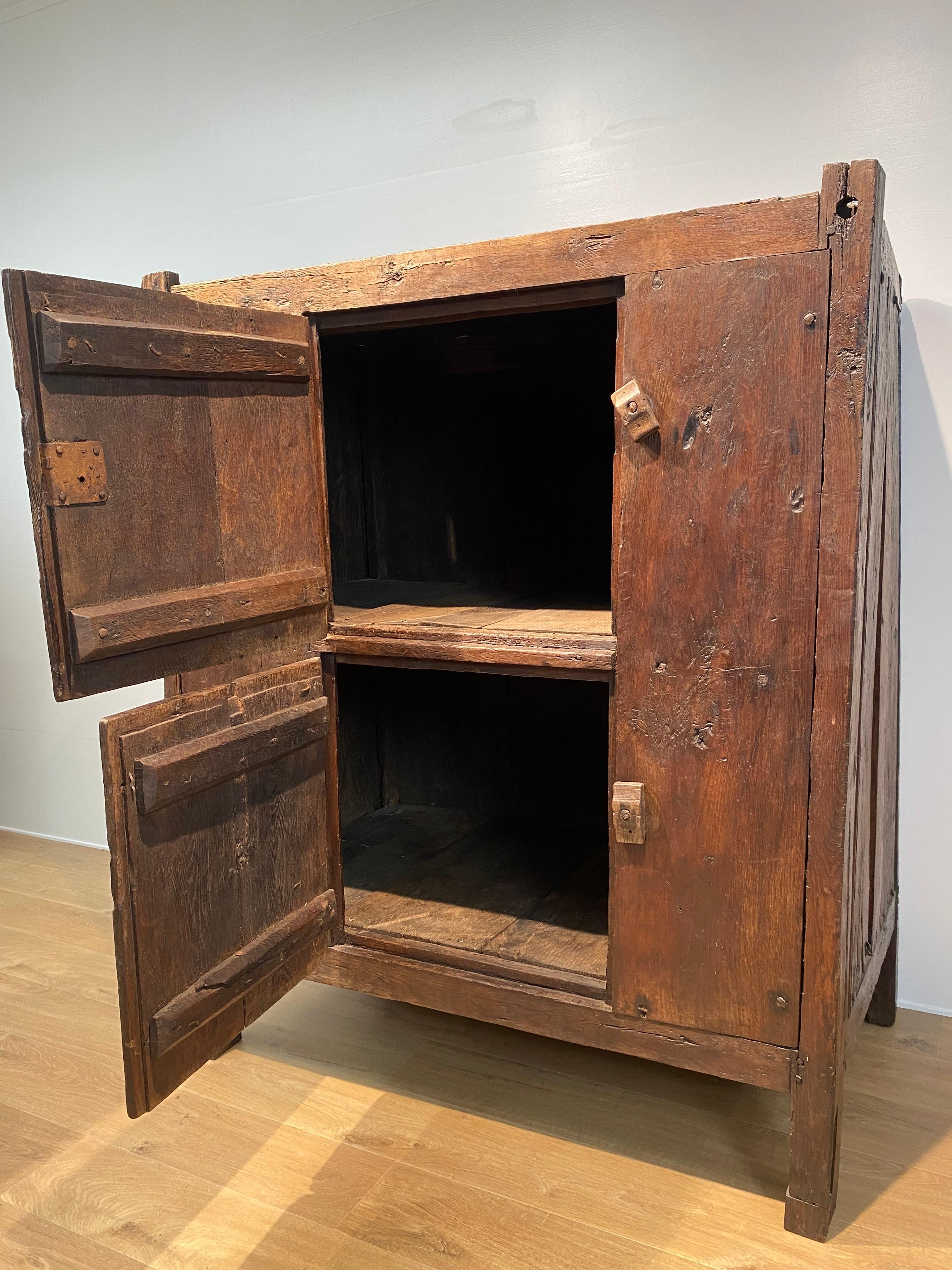 Ancienne commode espagnole brutaliste en vente 4