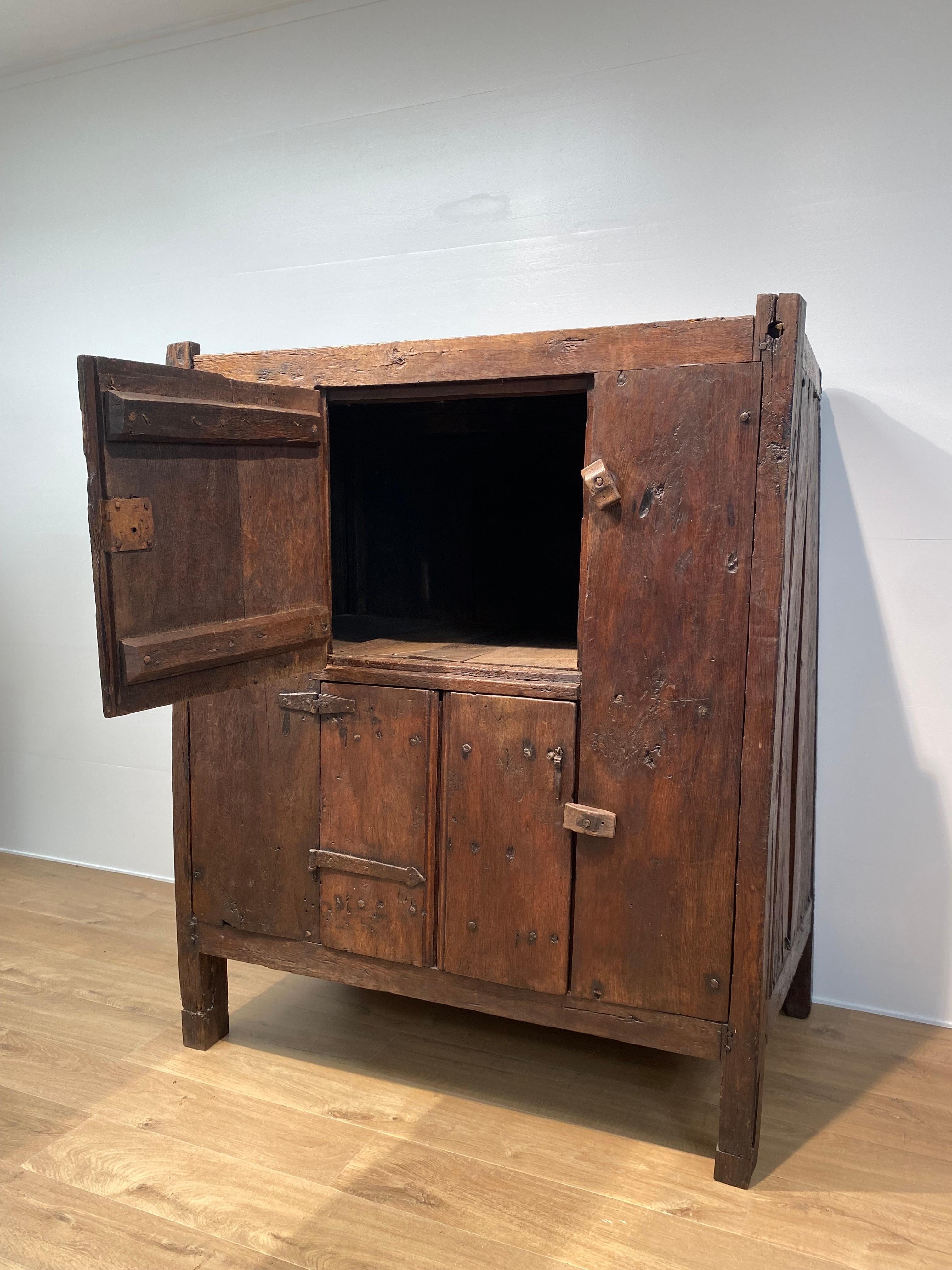Ancienne commode espagnole brutaliste en vente 6