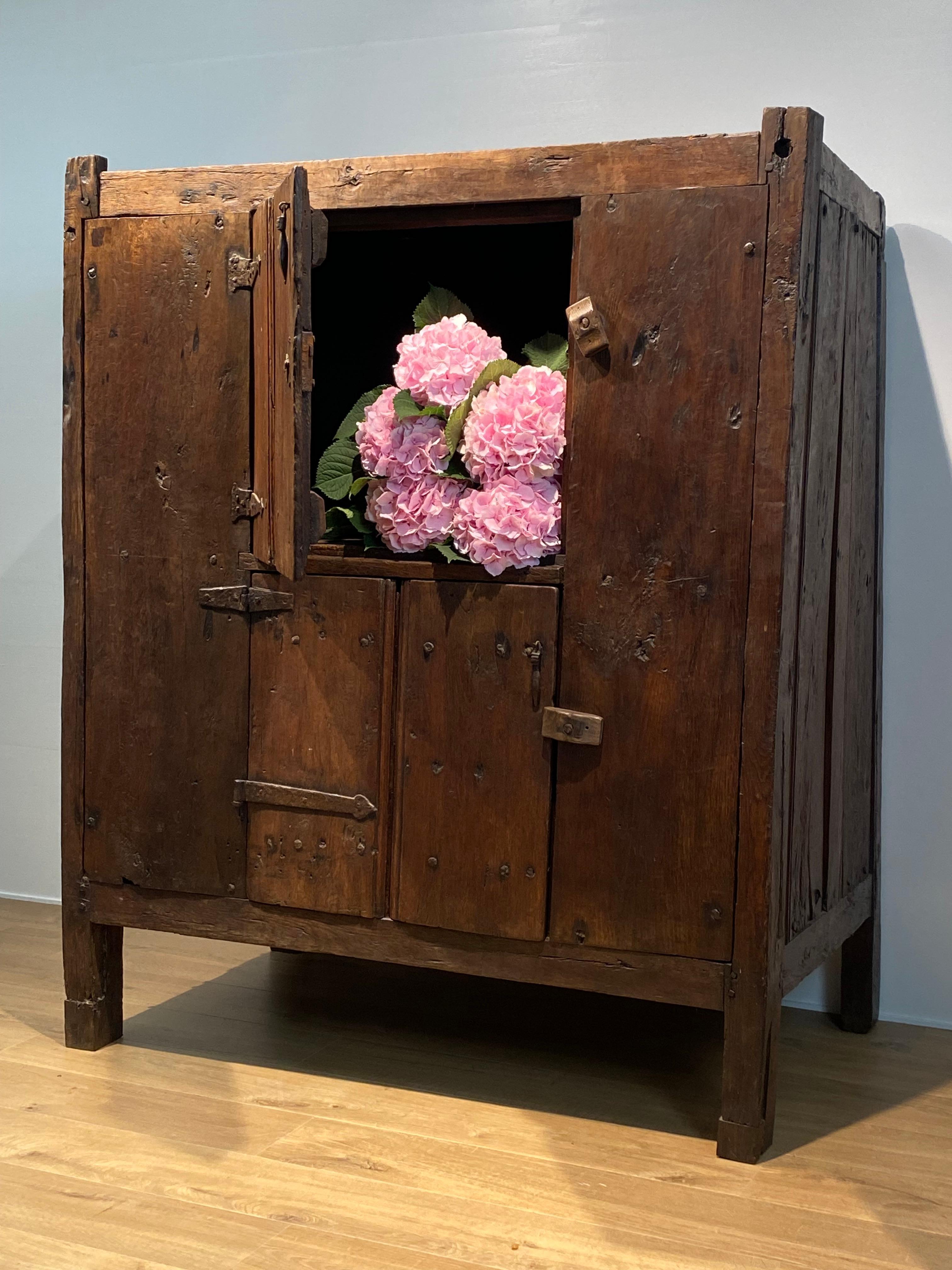 Ancienne commode espagnole brutaliste en vente 7