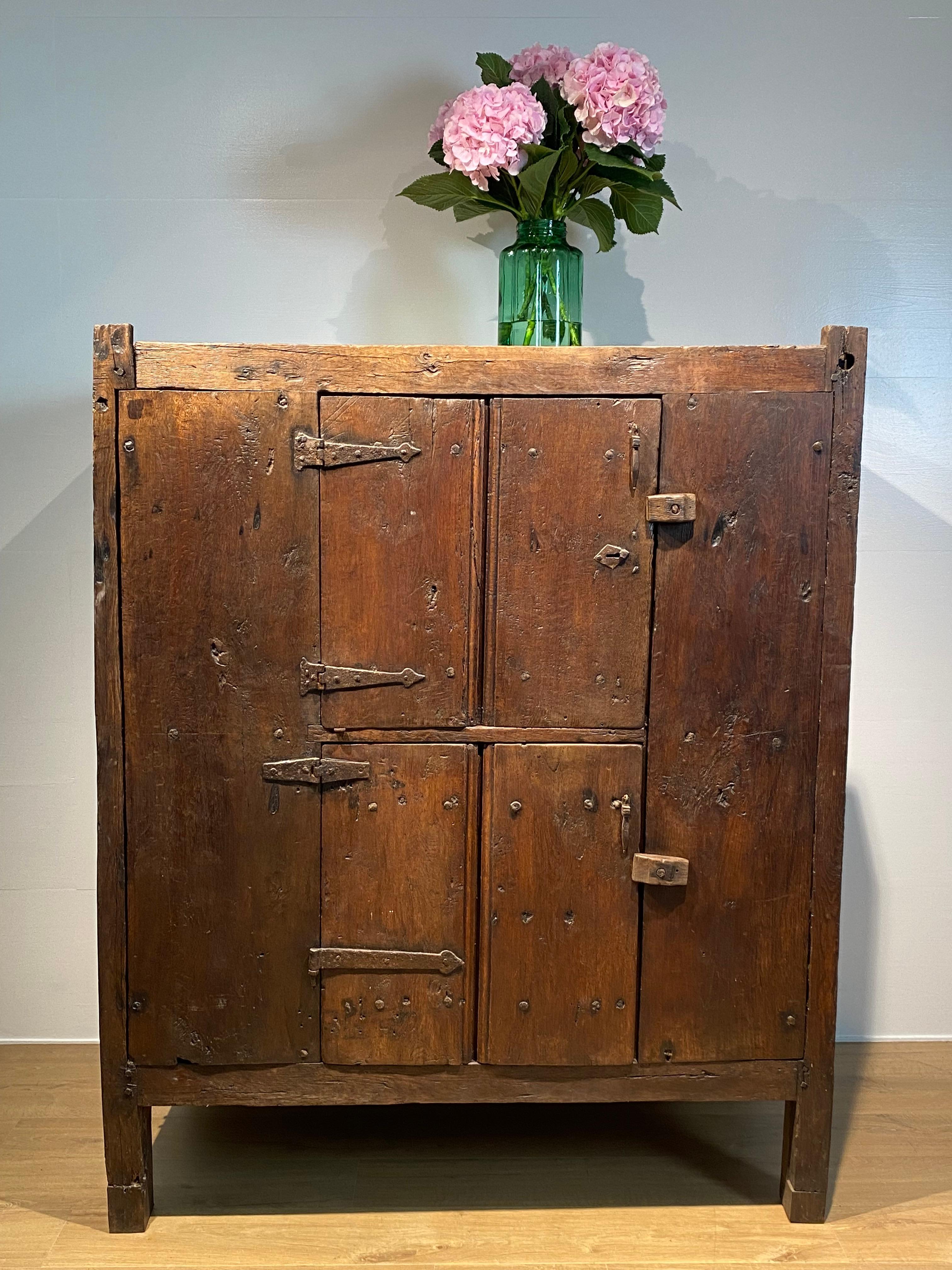 Ancienne commode espagnole brutaliste en vente 8