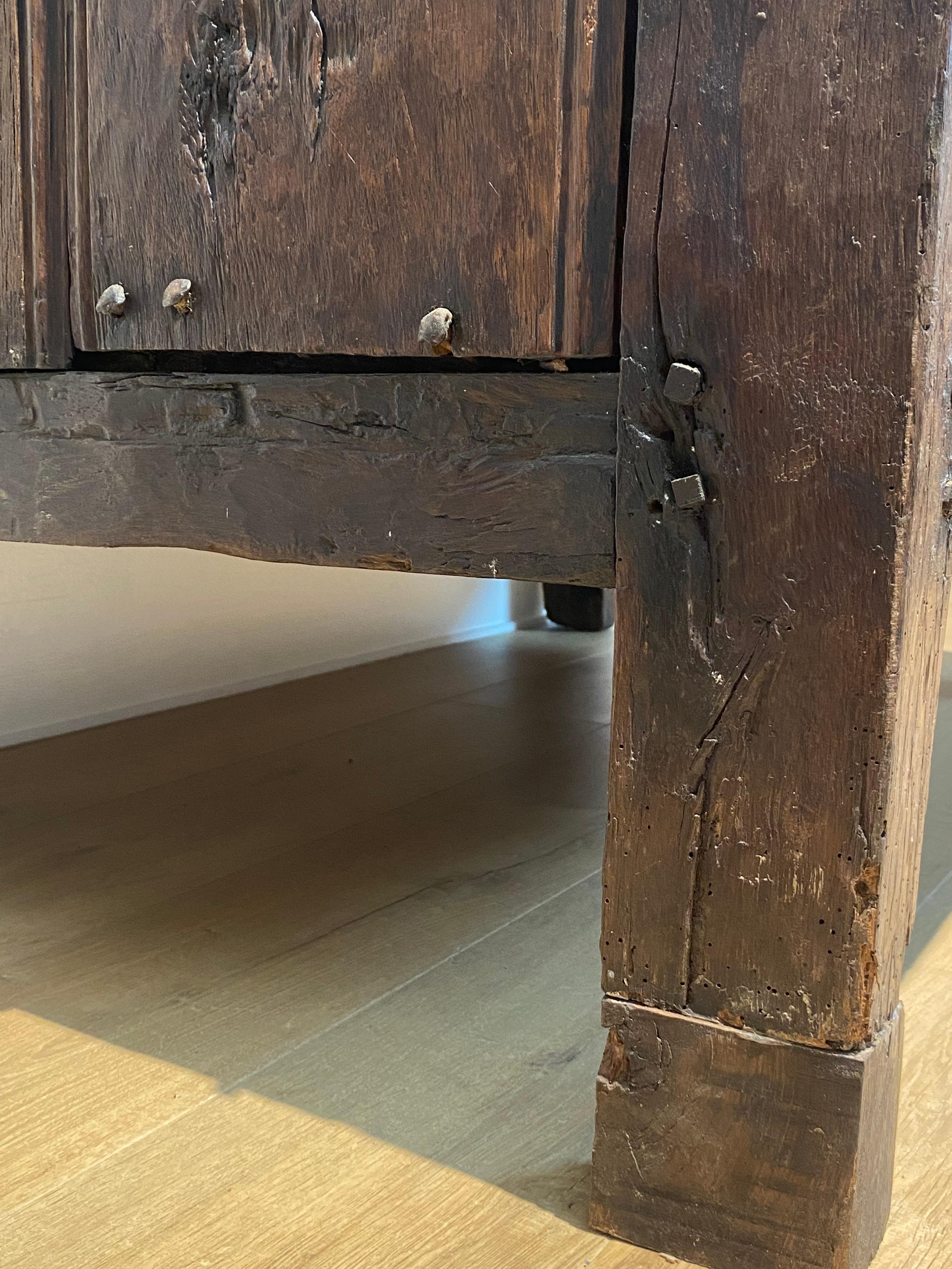Ancienne commode espagnole brutaliste en vente 9