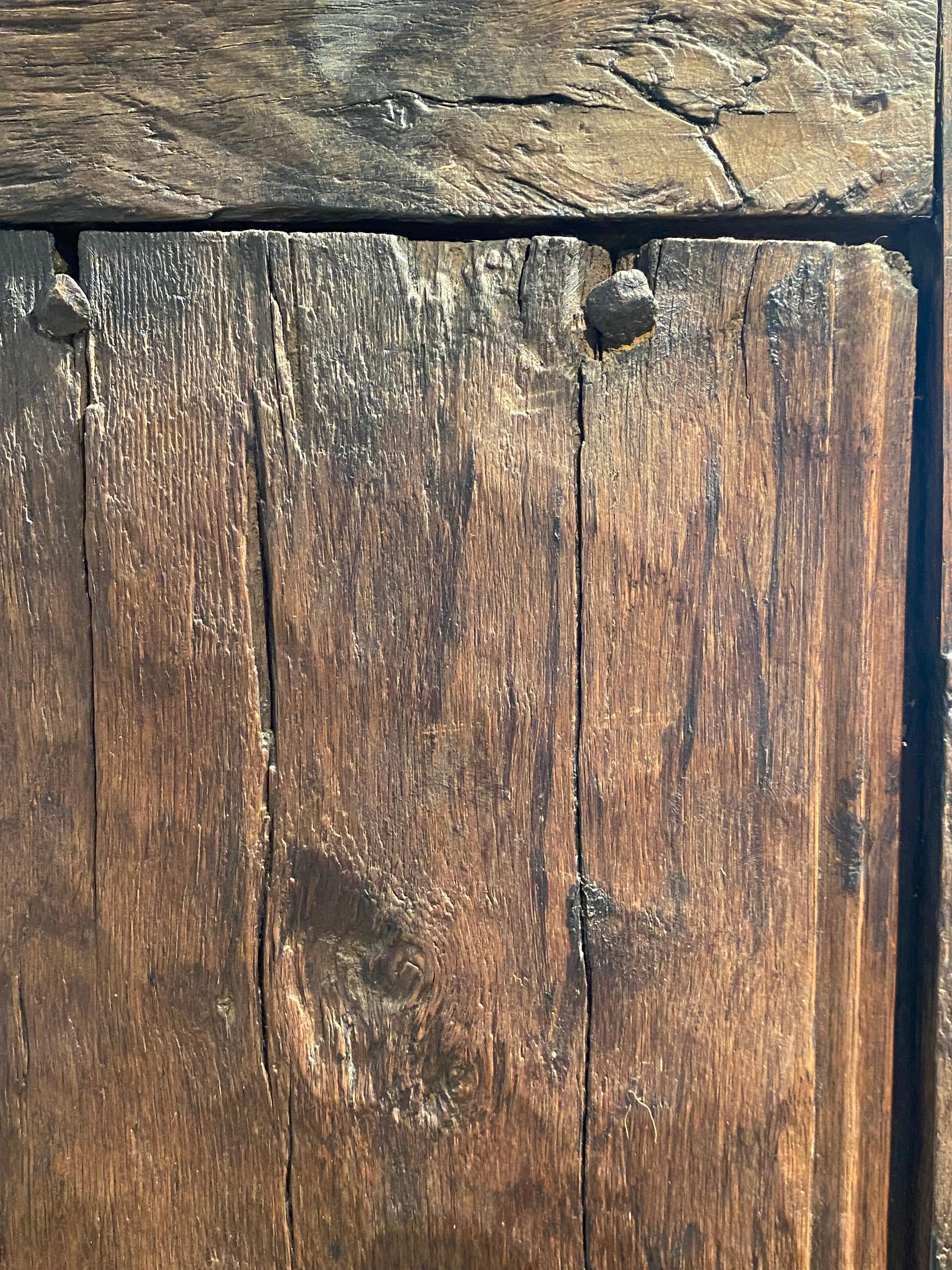 Ancienne commode espagnole brutaliste en vente 10