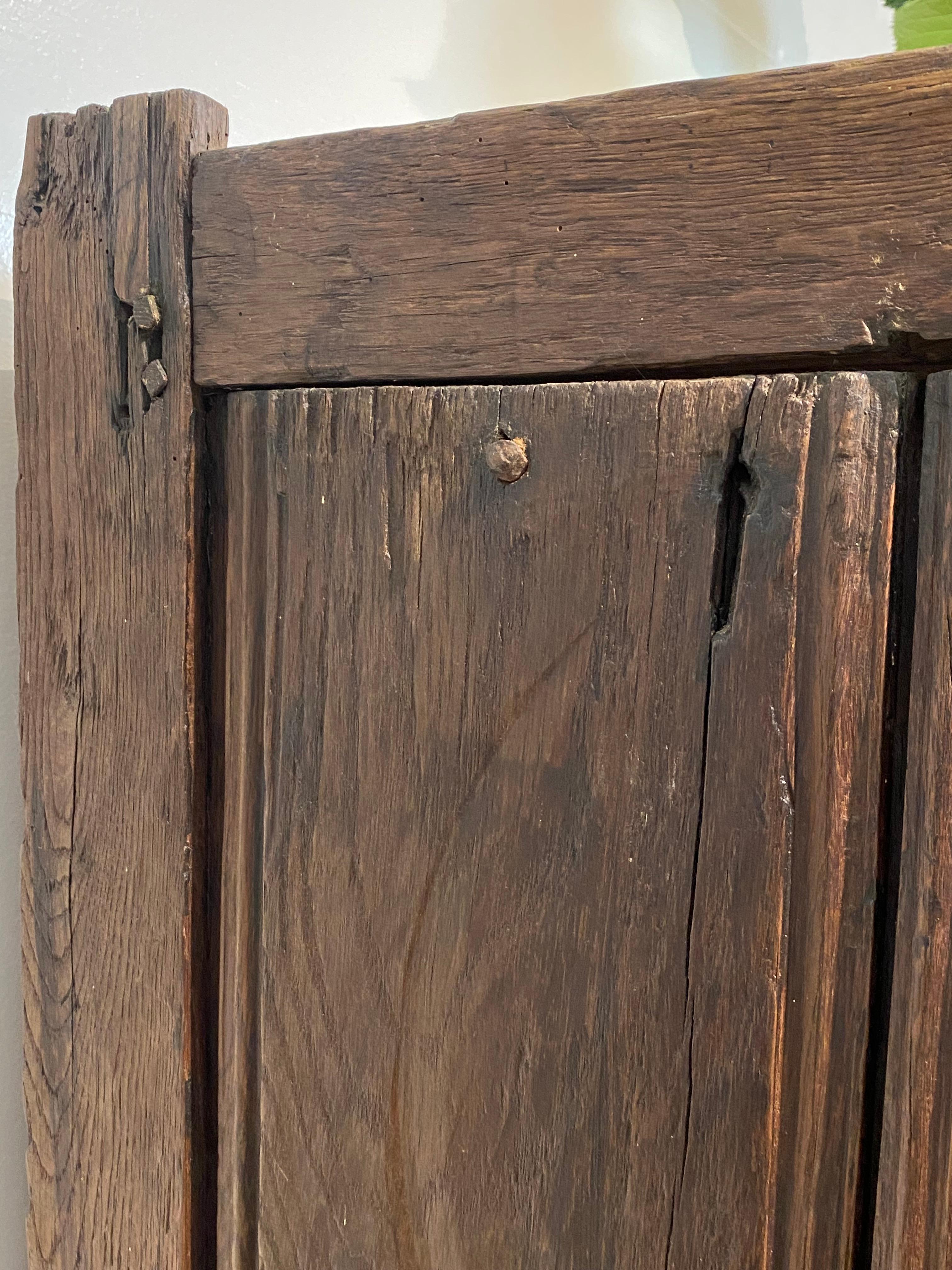 Ancienne commode espagnole brutaliste en vente 11