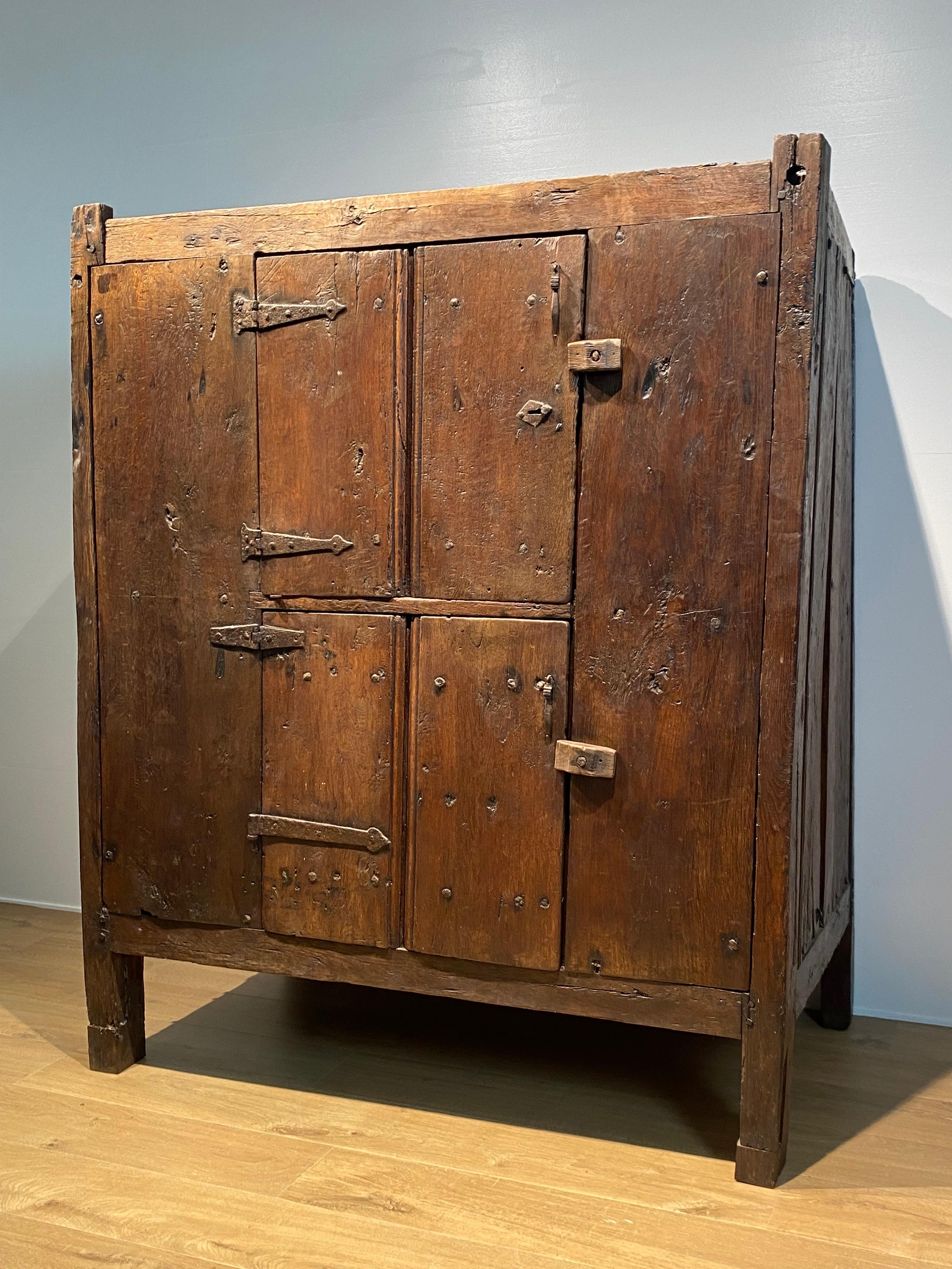 Ancienne commode espagnole brutaliste en vente 12