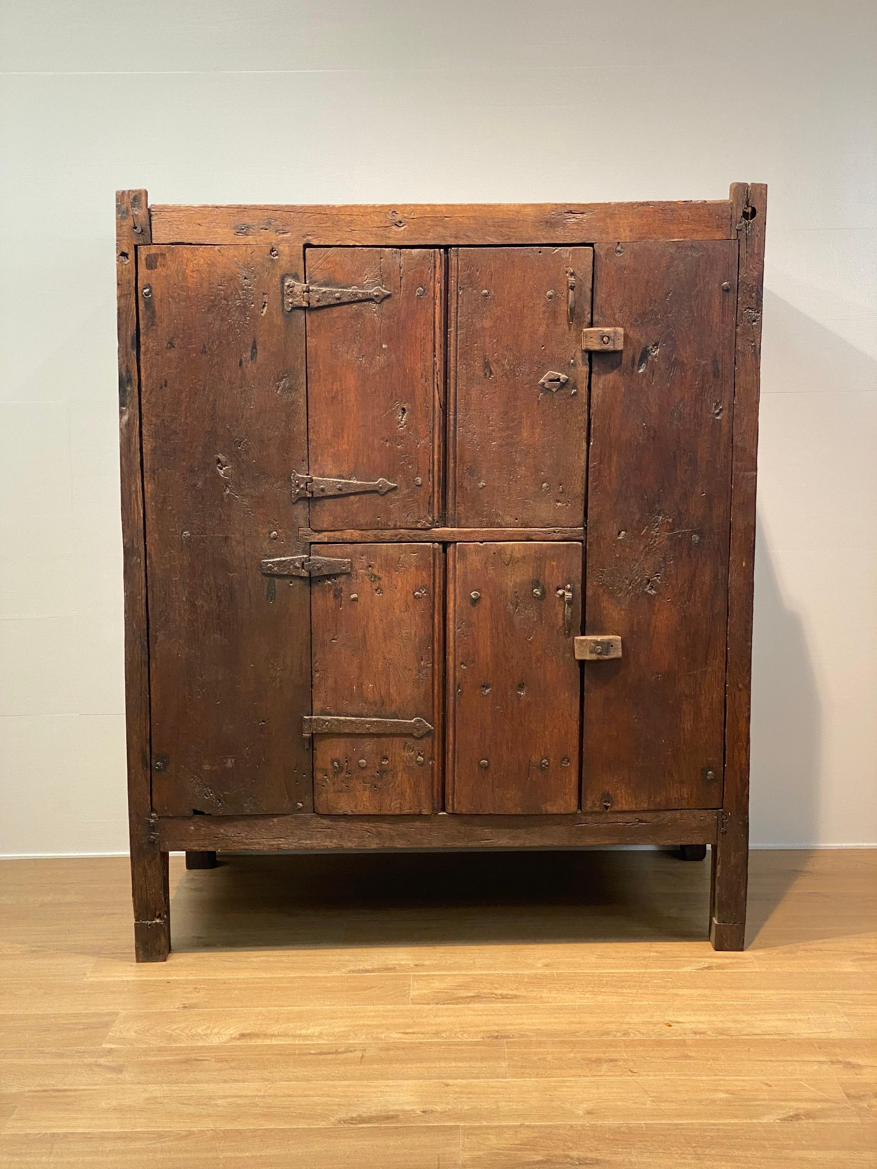 Exceptionnelle armoire de fermier espagnole, brutaliste et rustique,
de la région de Catalogne, à partir de 1750 environ,
coffre rustique et monumental, design très simple avec 2 portes,
raccords en fonte d'origine,
coffre magnifique et original, à
