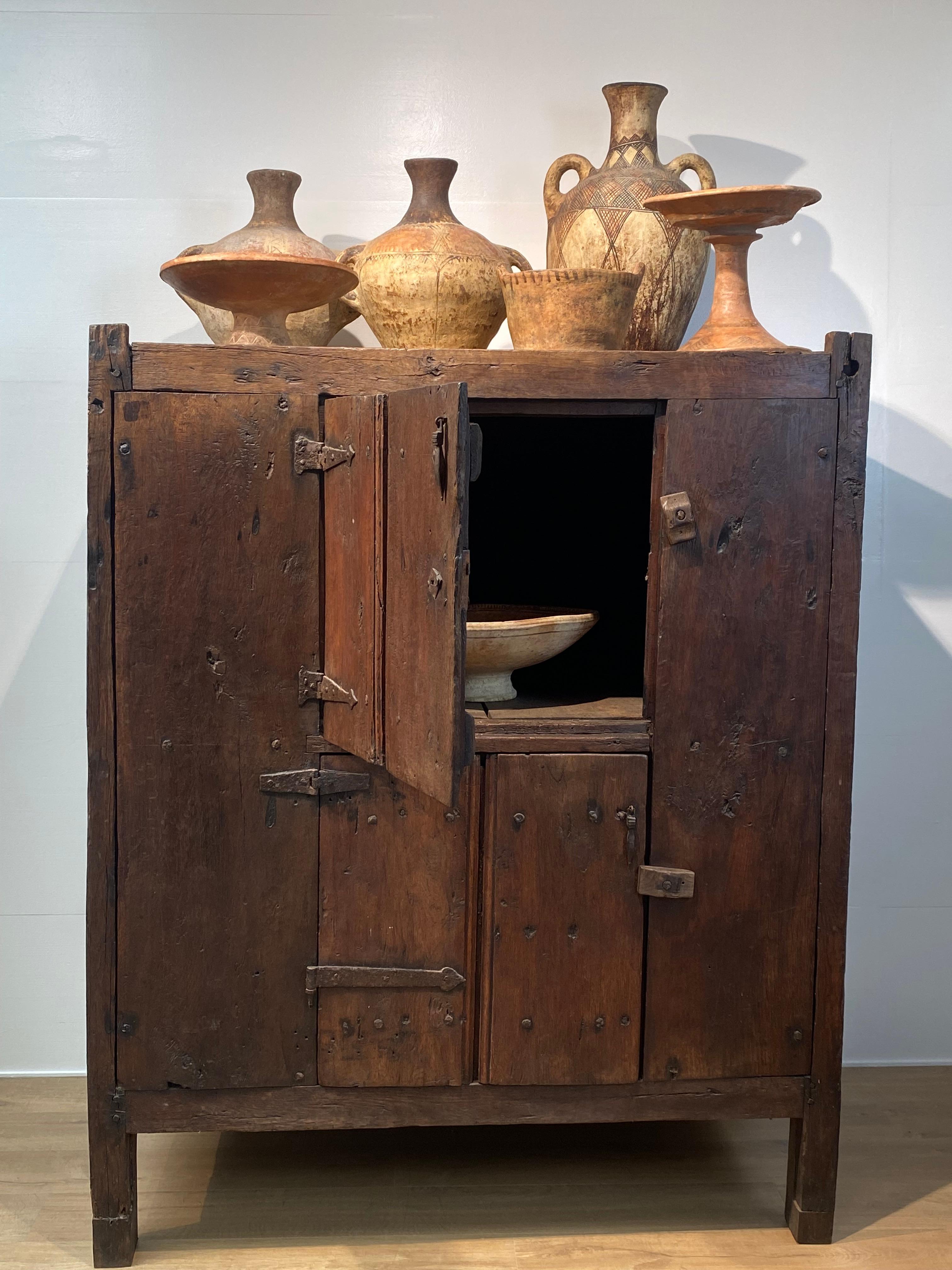 Ancienne commode espagnole brutaliste en vente 13