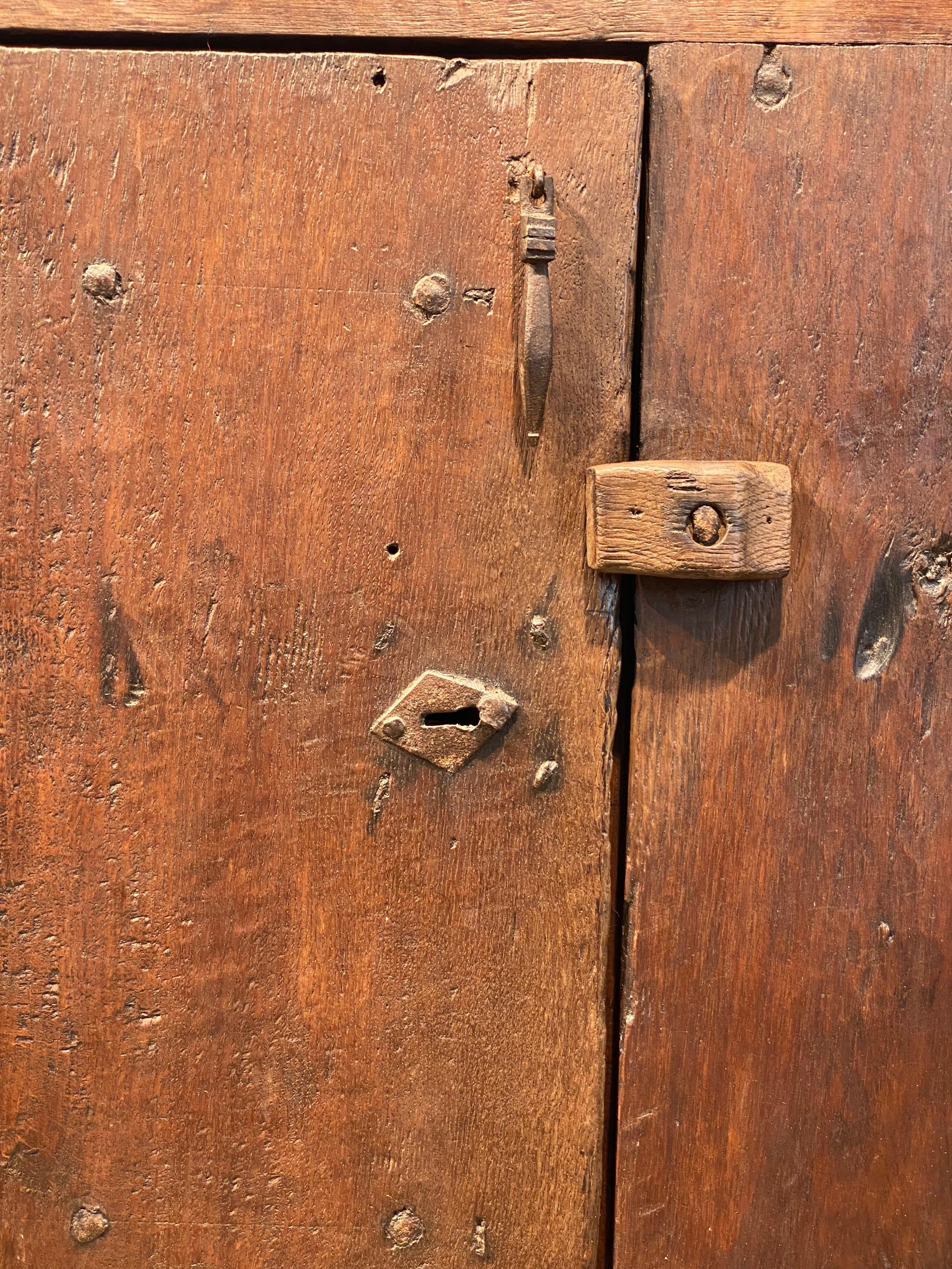 Ancienne commode espagnole brutaliste Bon état - En vente à Schellebelle, BE