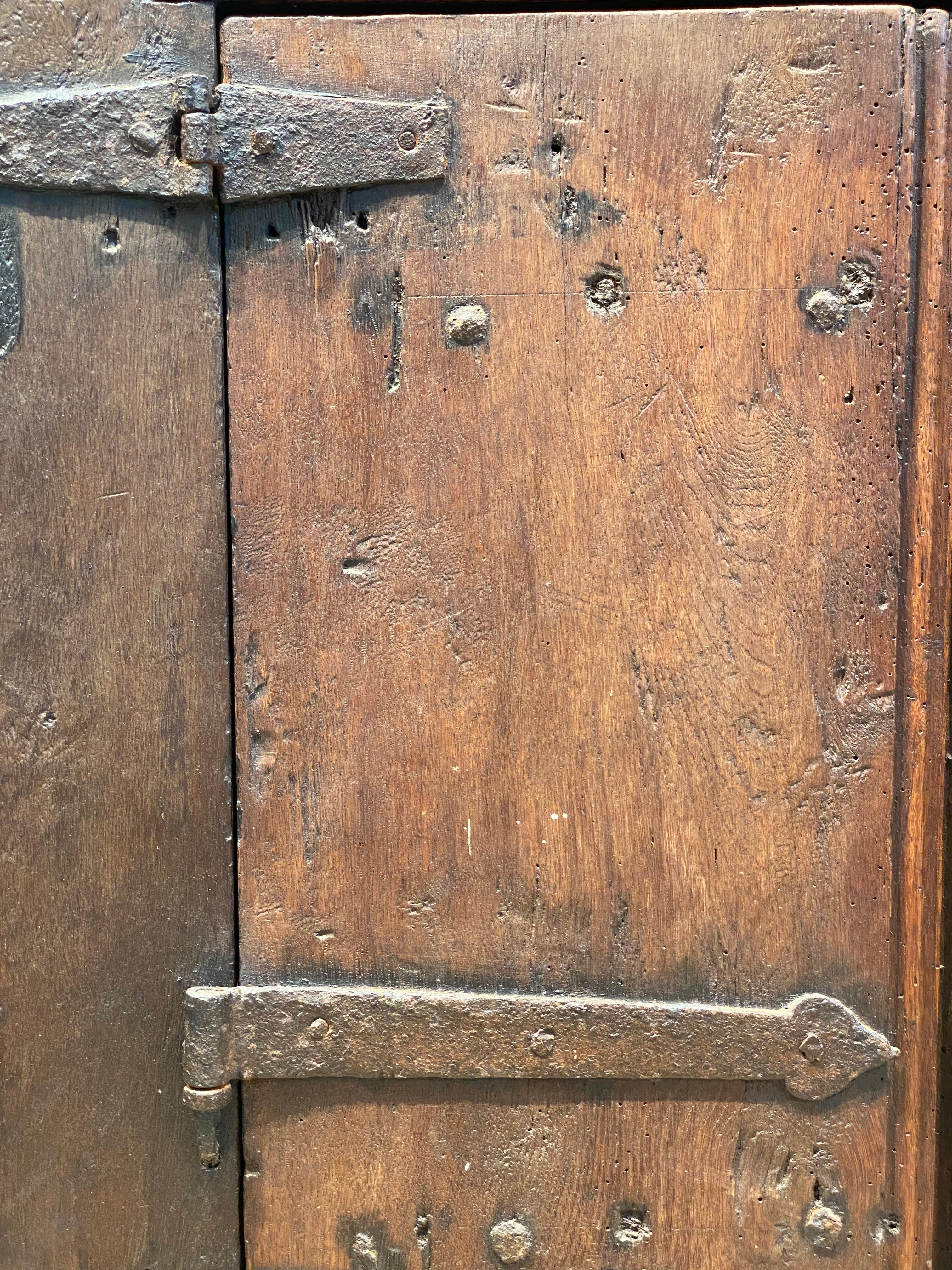 Châtaignier Ancienne commode espagnole brutaliste en vente