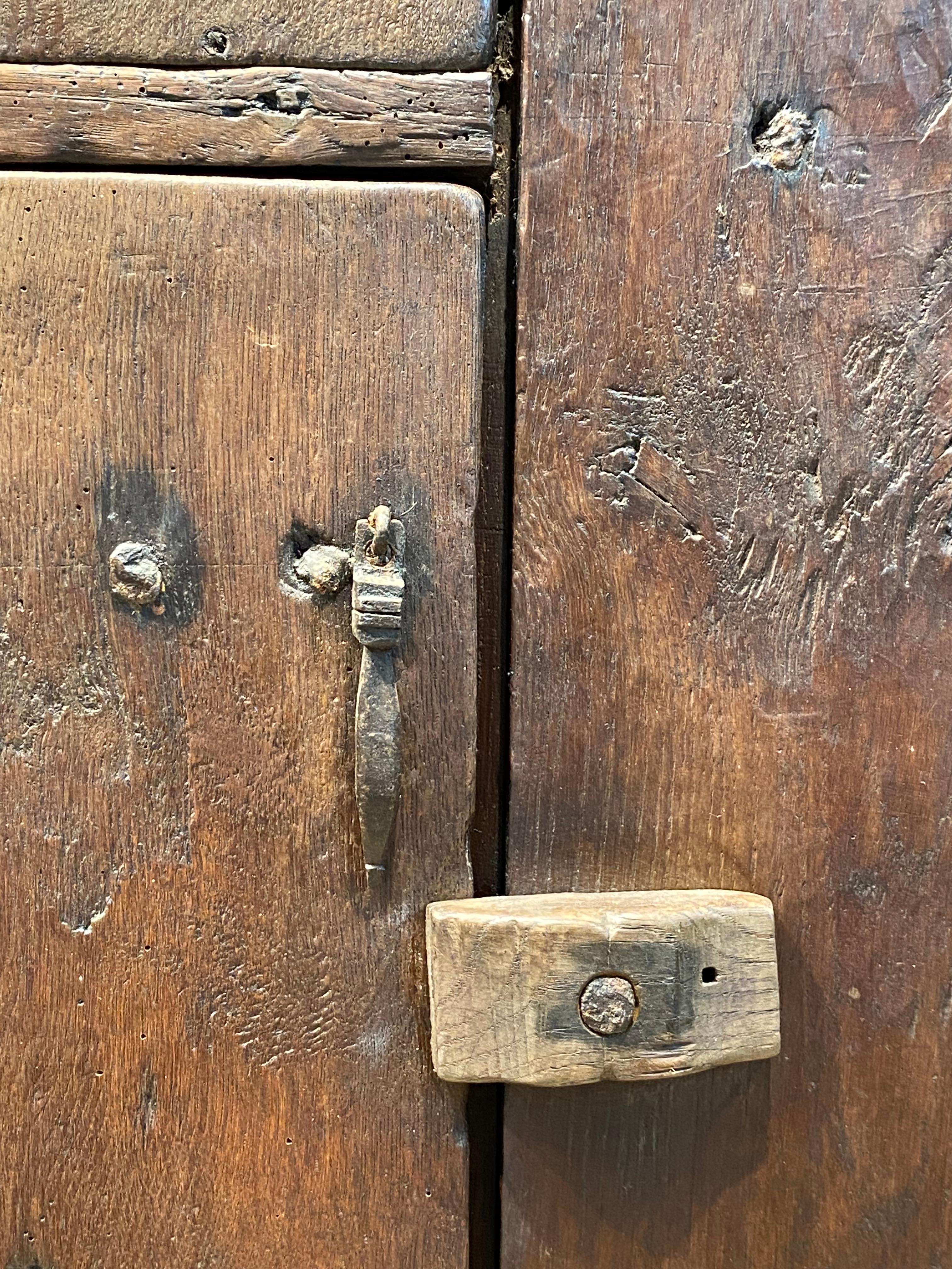 Ancienne commode espagnole brutaliste en vente 1