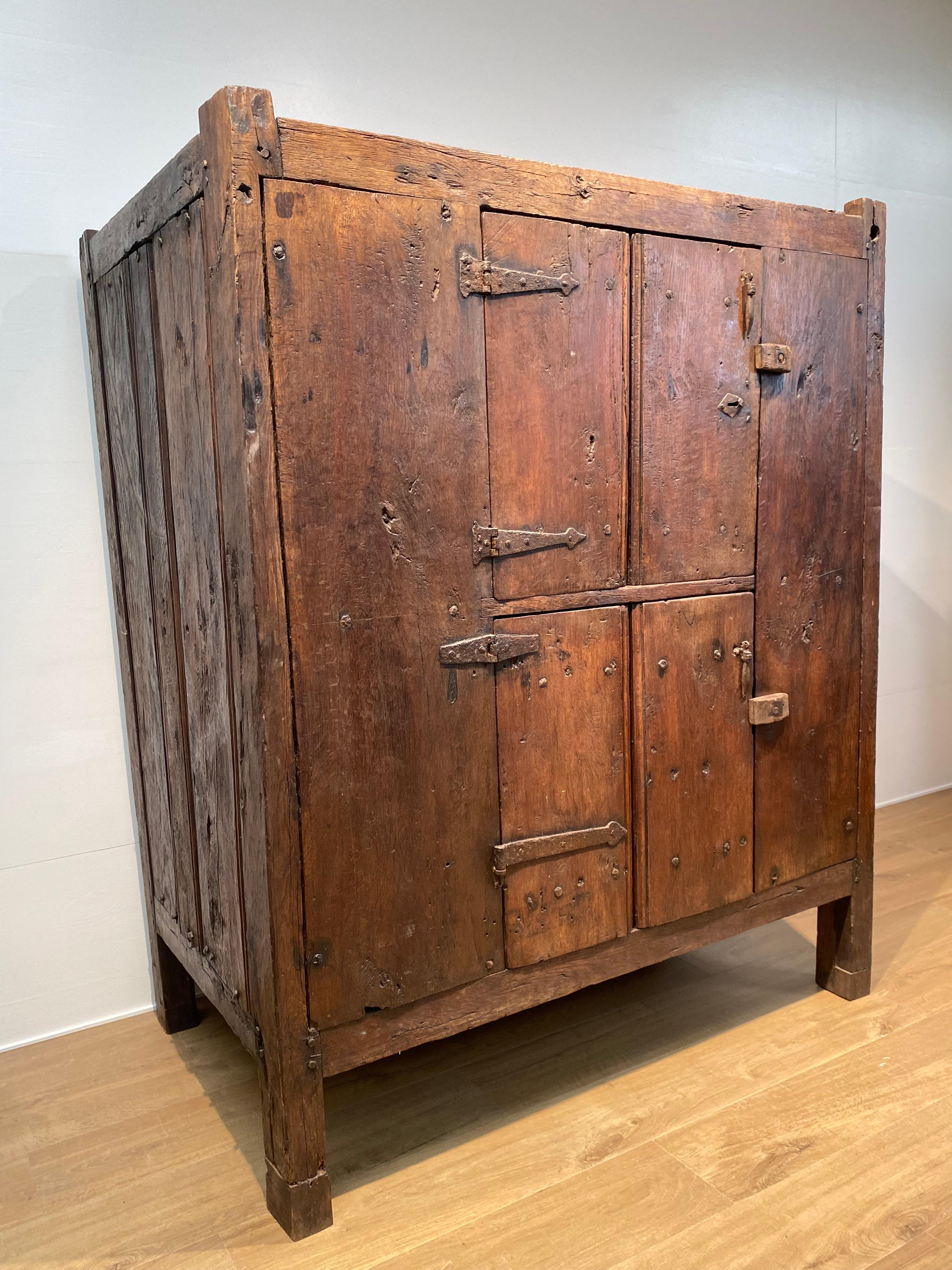 Ancienne commode espagnole brutaliste en vente 2