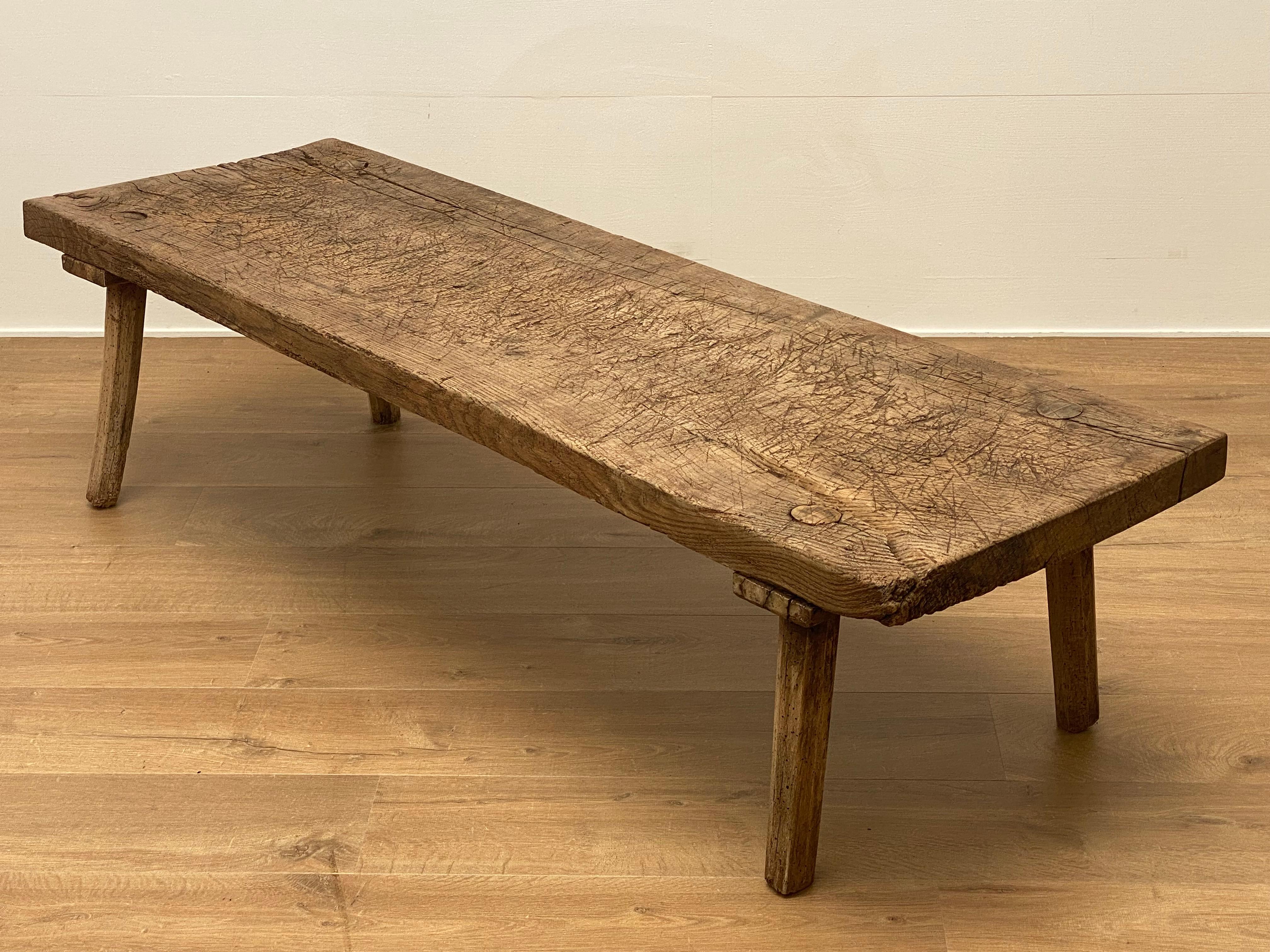 Table de canapé antique brutaliste en bois d'Italie en vente 3