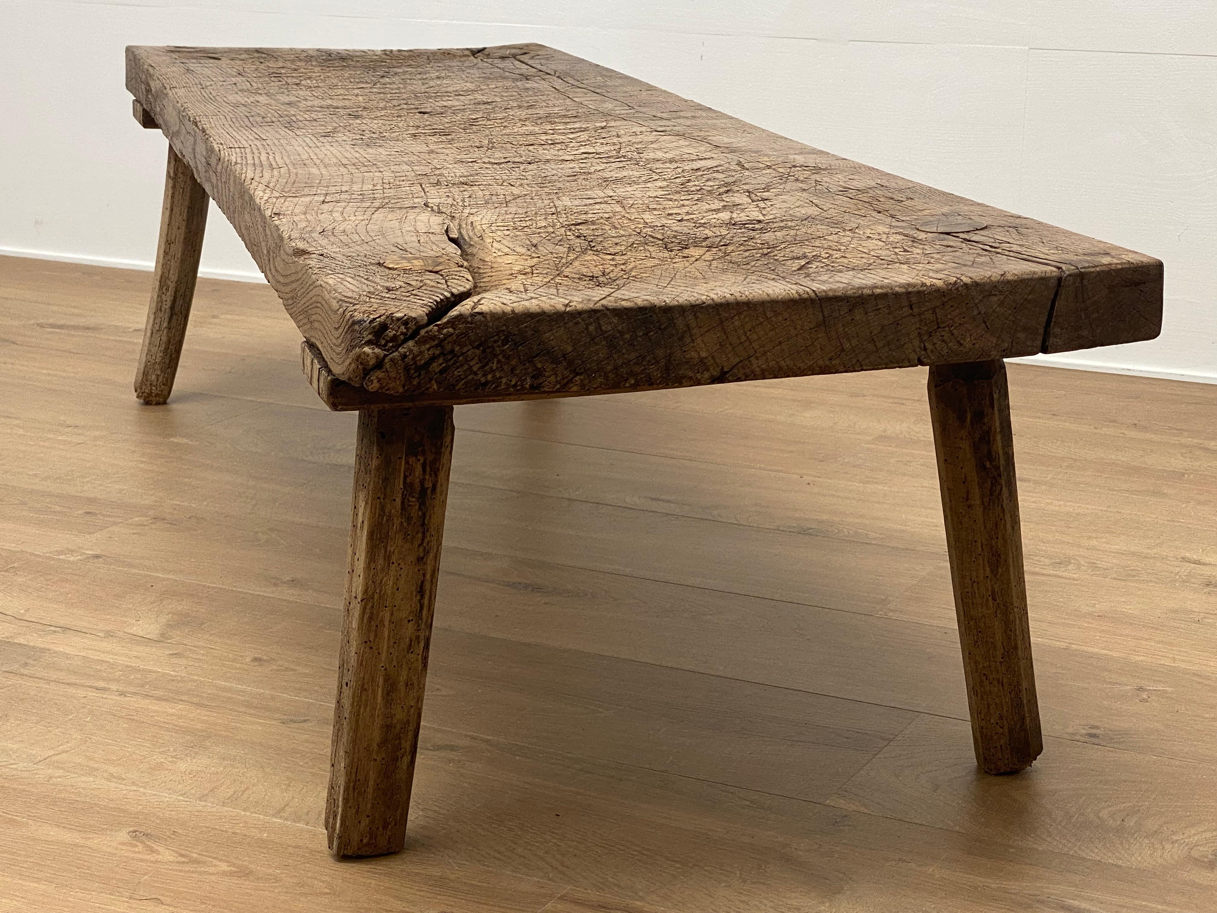 Table de canapé antique brutaliste en bois d'Italie en vente 4