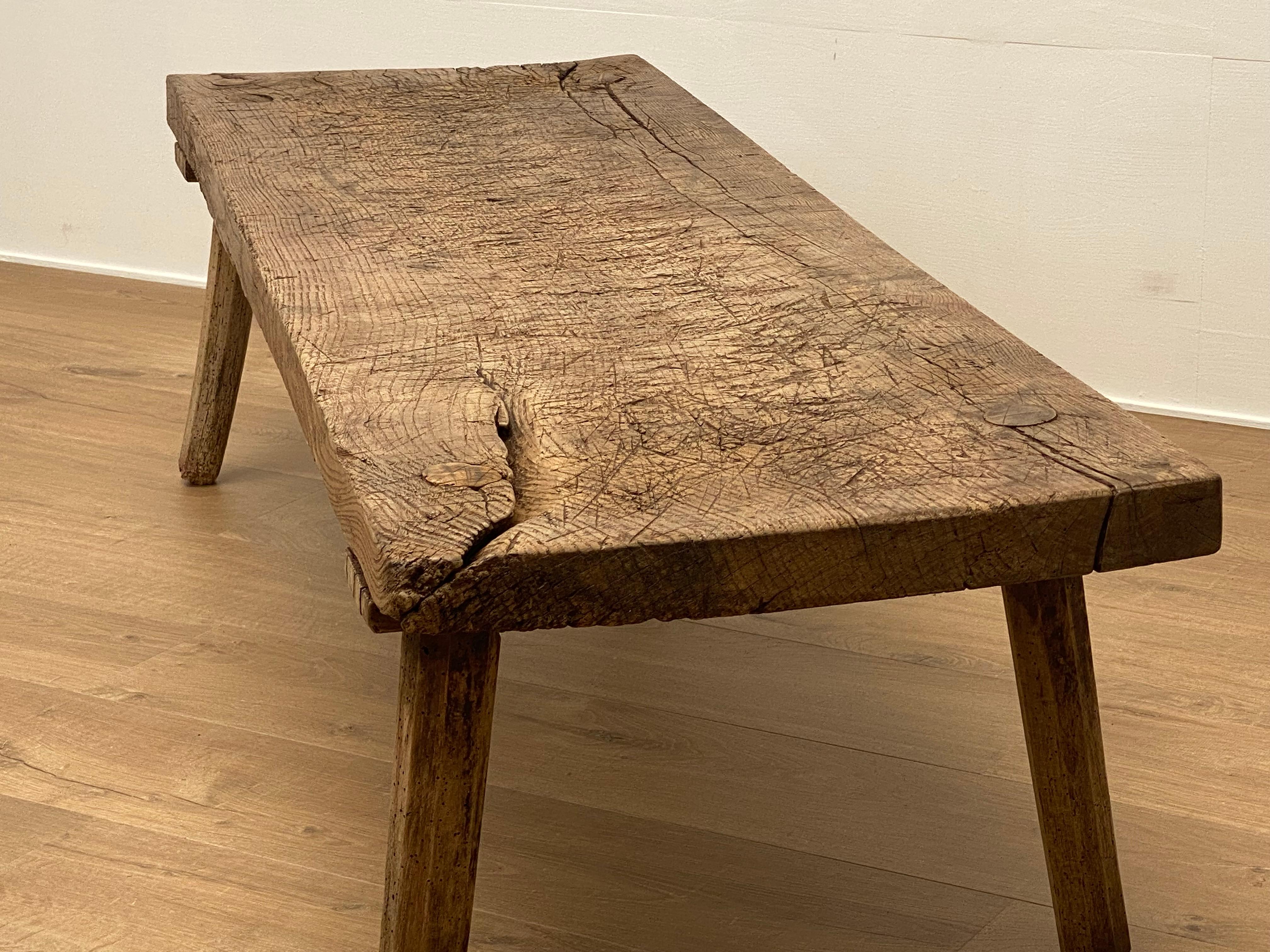 Table de canapé antique brutaliste en bois d'Italie en vente 5