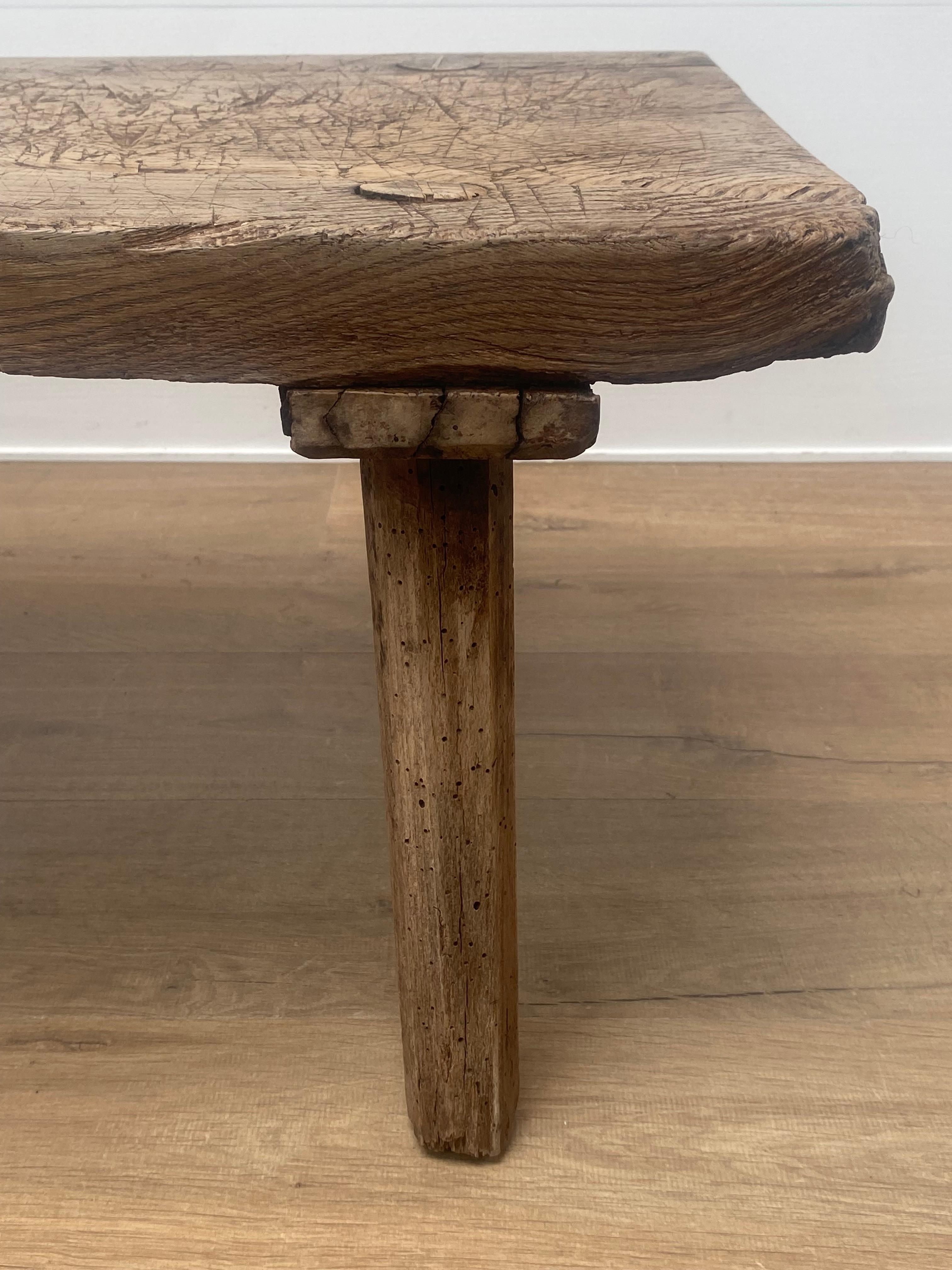 Table de canapé antique brutaliste en bois d'Italie en vente 1