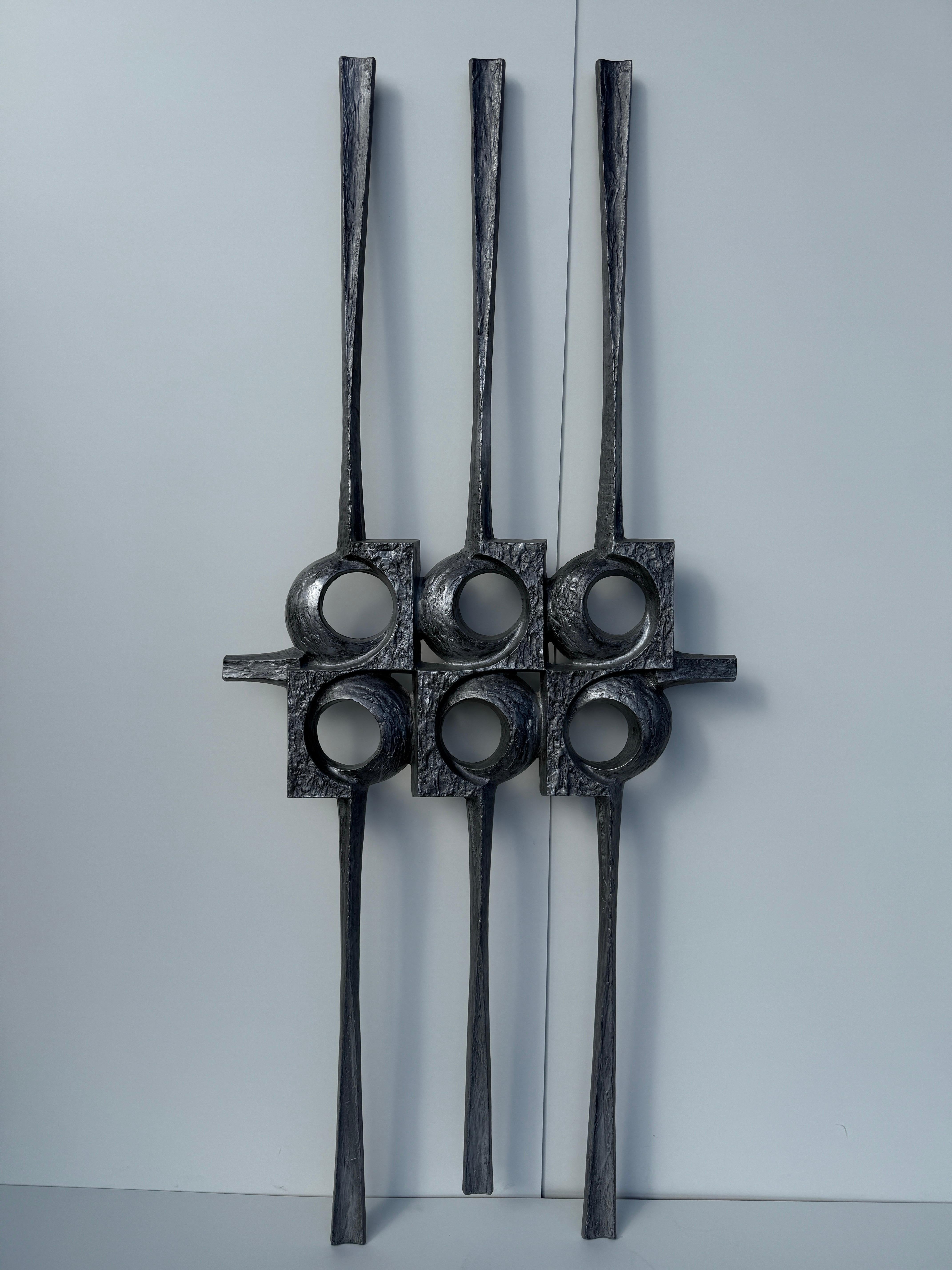 Brutalistische Skulptur aus gegossenem Aluminium, die an Ihrer vorhandenen Tür befestigt oder über dem Kamin oder an der Wand aufgehängt werden kann, wie im Architectural Digest Magazine abgebildet.