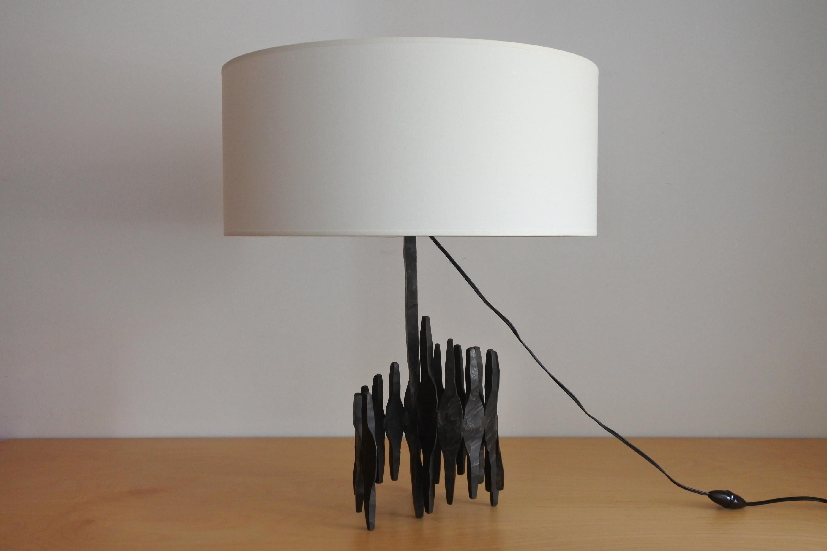 Brutalist architectural table lamp.
Patinated wrought iron and fabric shade.
Made in France in the 1960s.

1 x B22 socket, original cabling, EU plug.