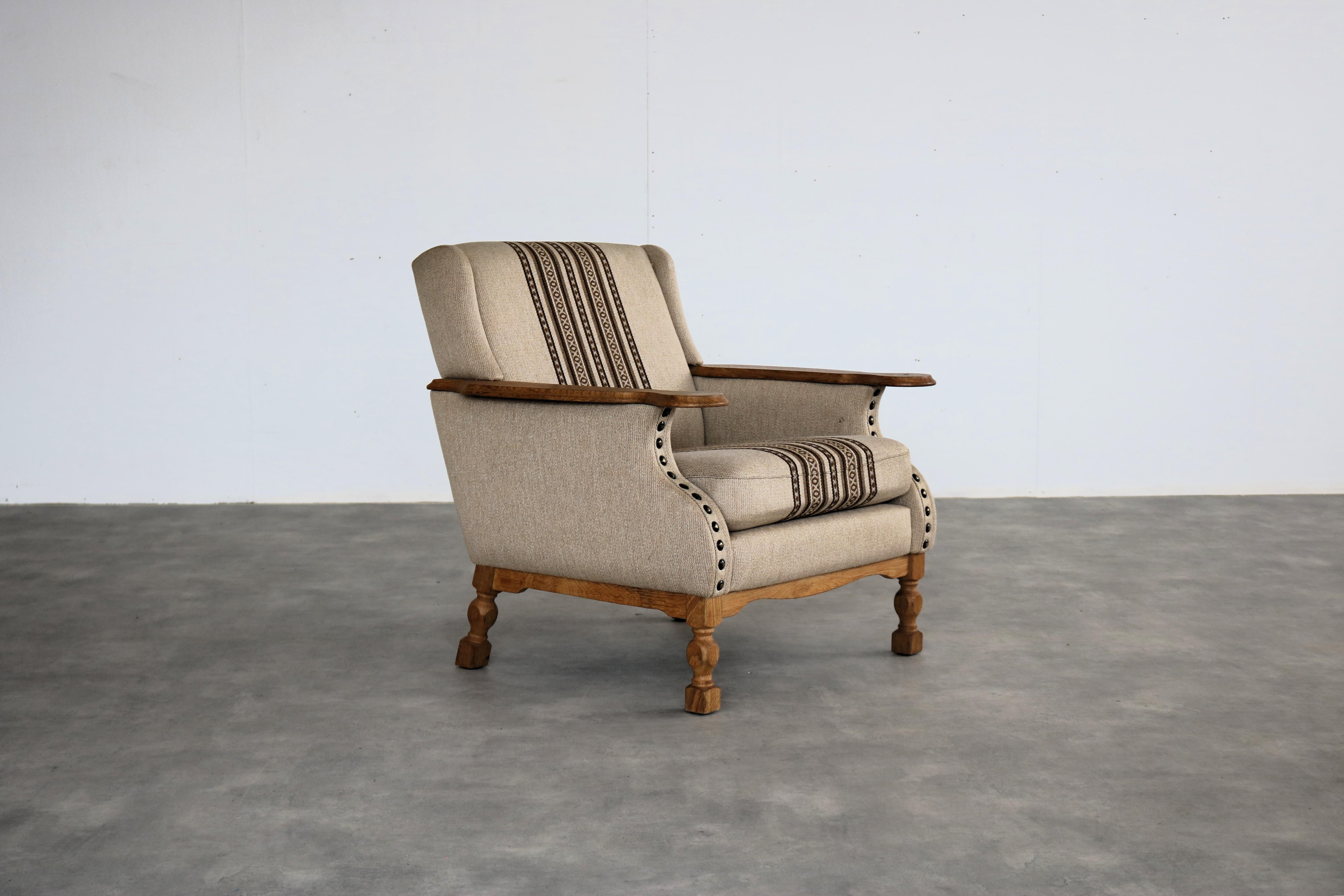 Brutalistischer Sessel  Lehnstuhl  1960s  Dänisch

Zeitraum  1960s
Entwurf  unbekannt  Stil Henning Kjaernulf  Dänemark
Bedingung  gut  geringe Gebrauchsspuren
Größe  78 x 78 x 78 (H x B x T) Sitzhöhe 41 cm;

Details  Eiche; Polsterung;

Sachnummer 