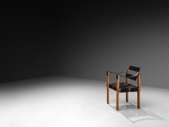 Fauteuil brutaliste en cuir et noyer