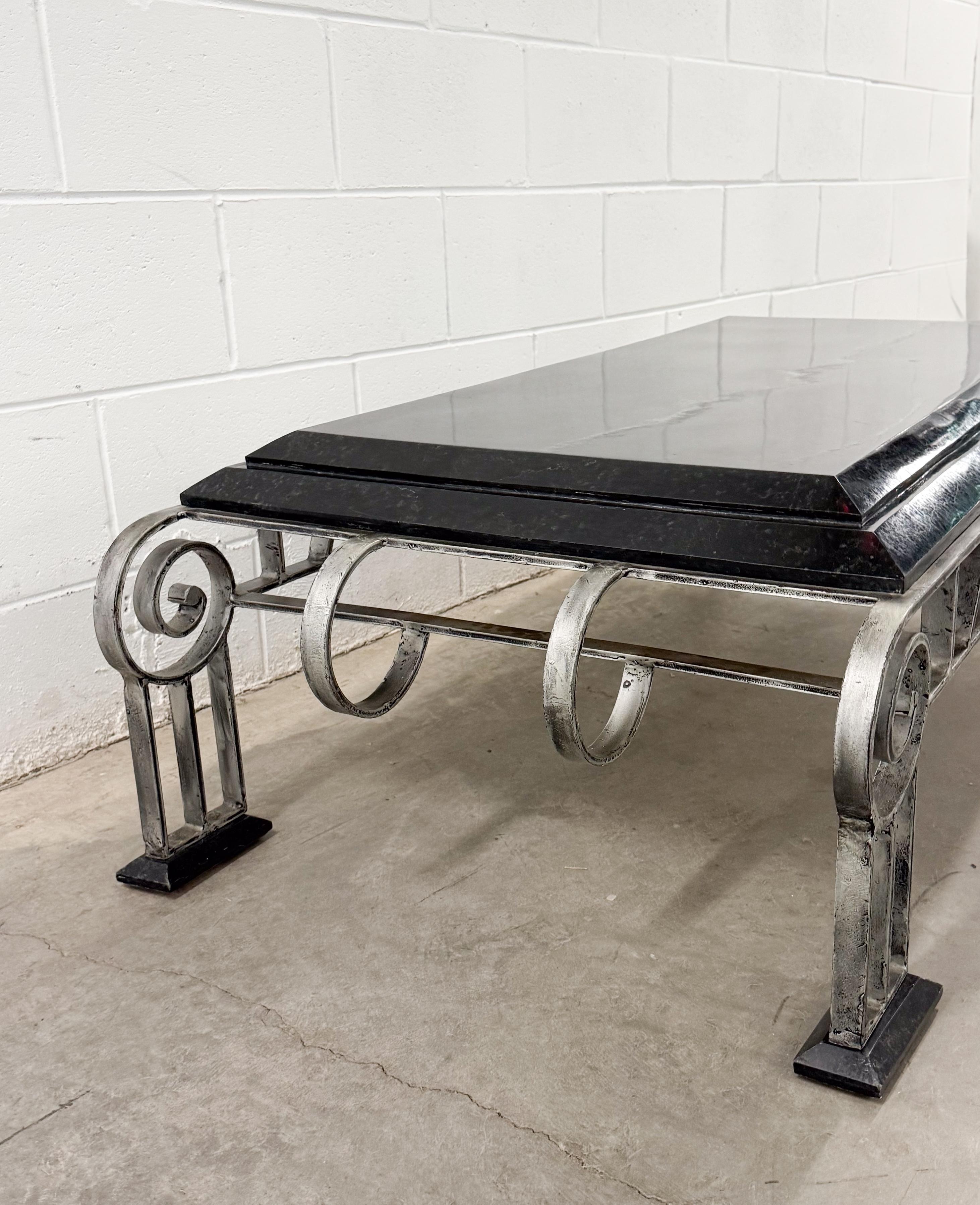 Brutalist Art Deco Style Arched Wrought Iron and Marble Coffe and Side Table en vente 3