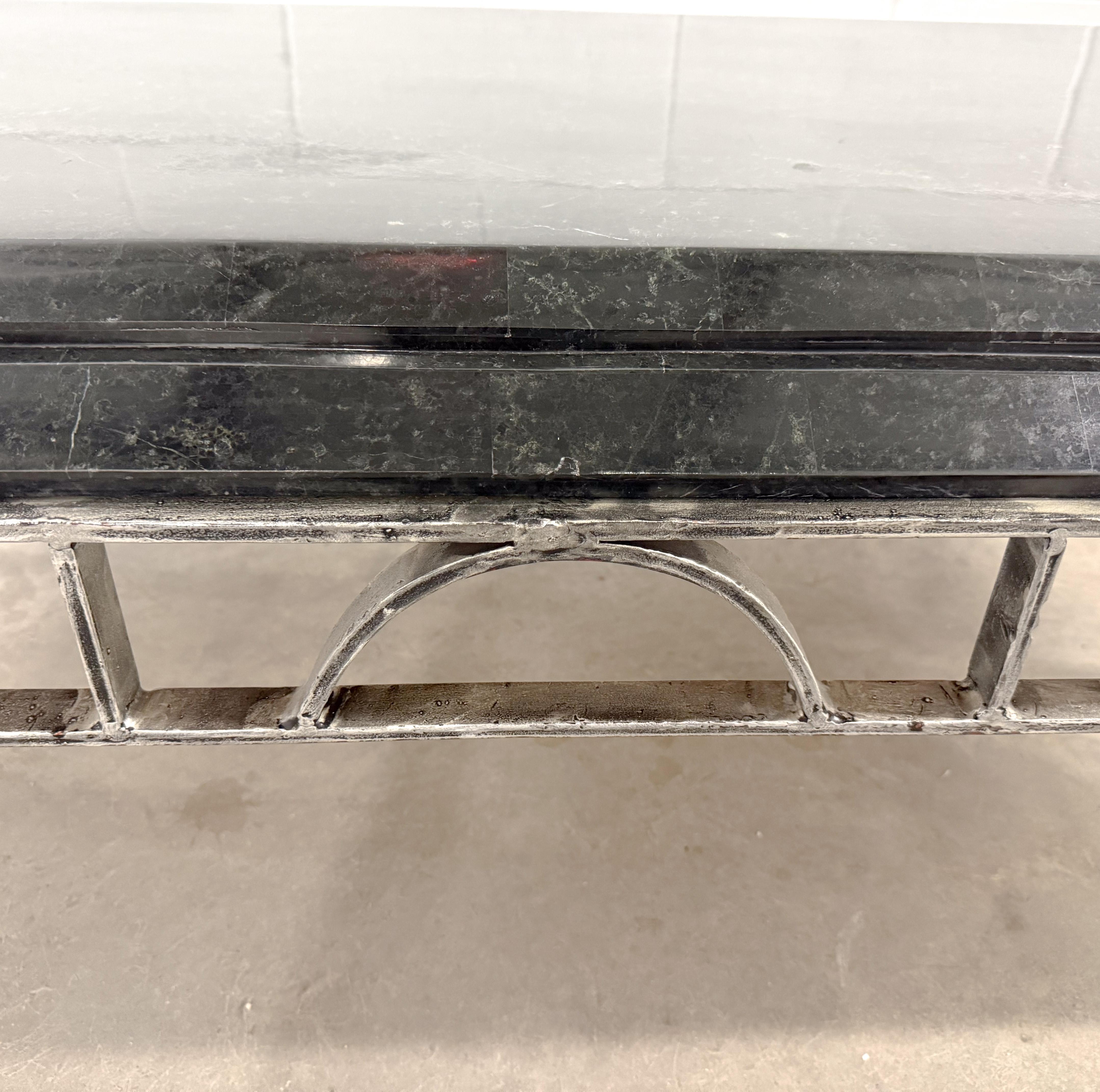 Brutalist Art Deco Style Arched Wrought Iron and Marble Coffe and Side Table en vente 4