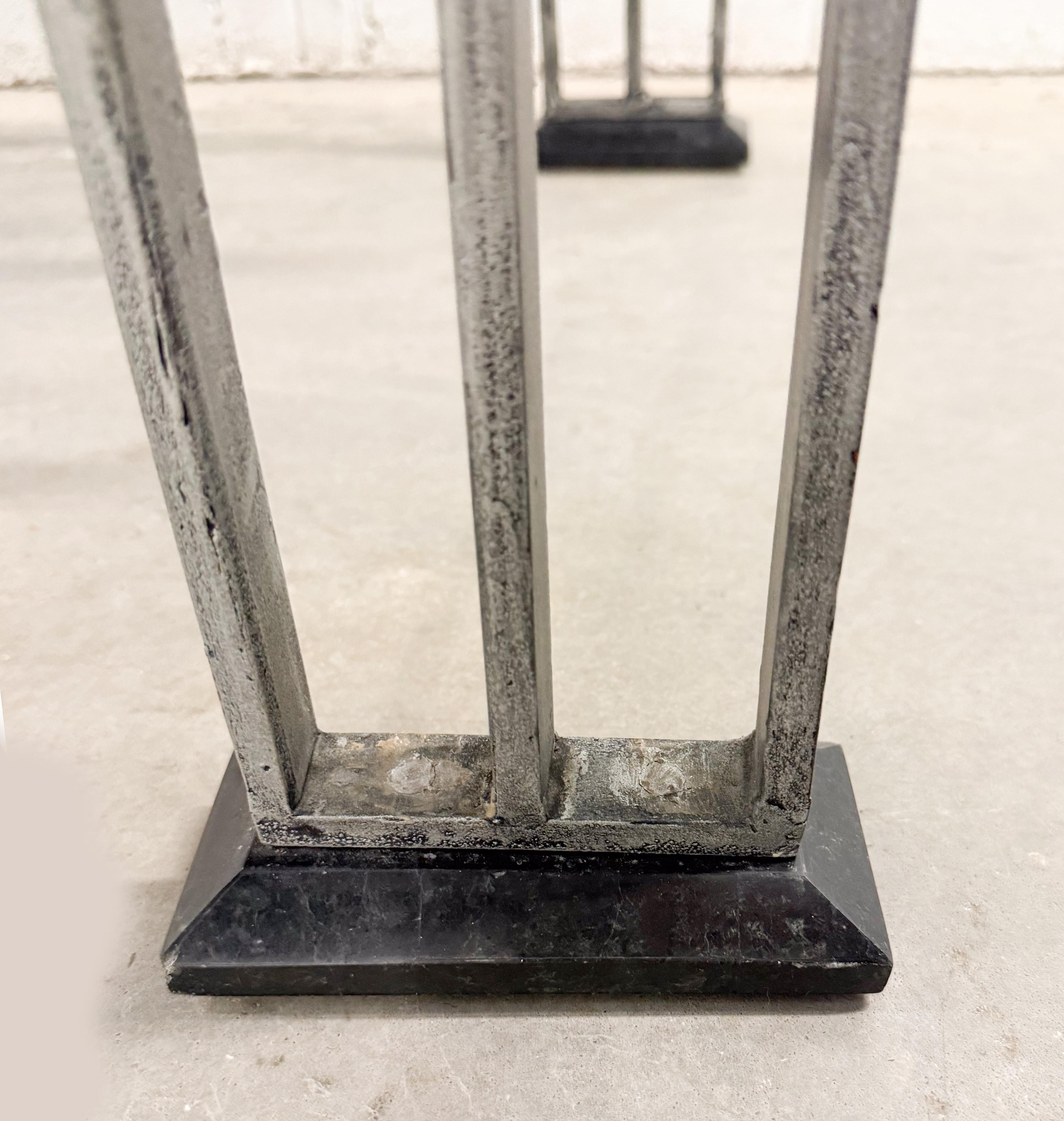 Brutalist Art Deco Style Arched Wrought Iron and Marble Coffe and Side Table en vente 5