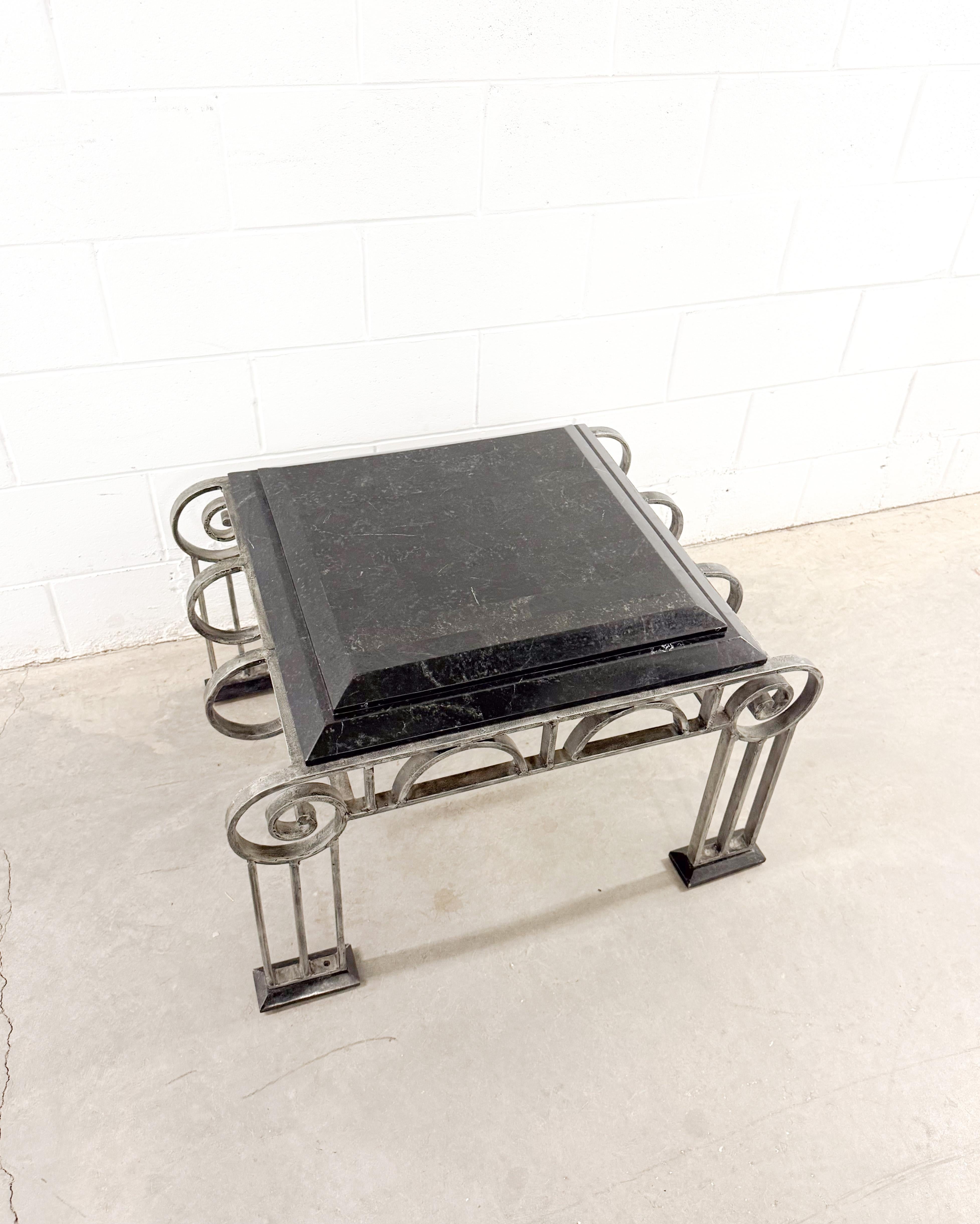 Forgé Brutalist Art Deco Style Arched Wrought Iron and Marble Coffe and Side Table en vente