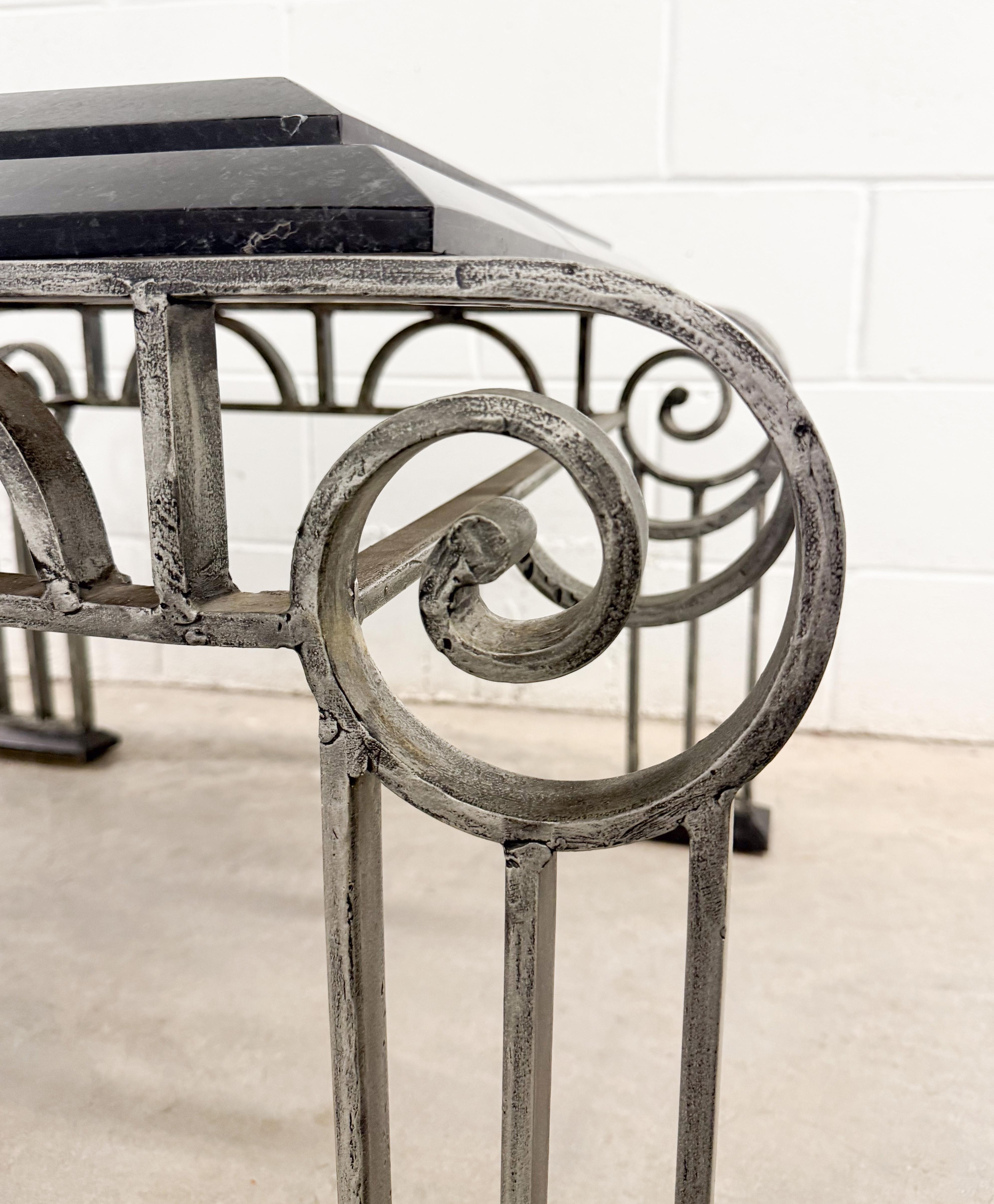 Fer forgé Brutalist Art Deco Style Arched Wrought Iron and Marble Coffe and Side Table en vente