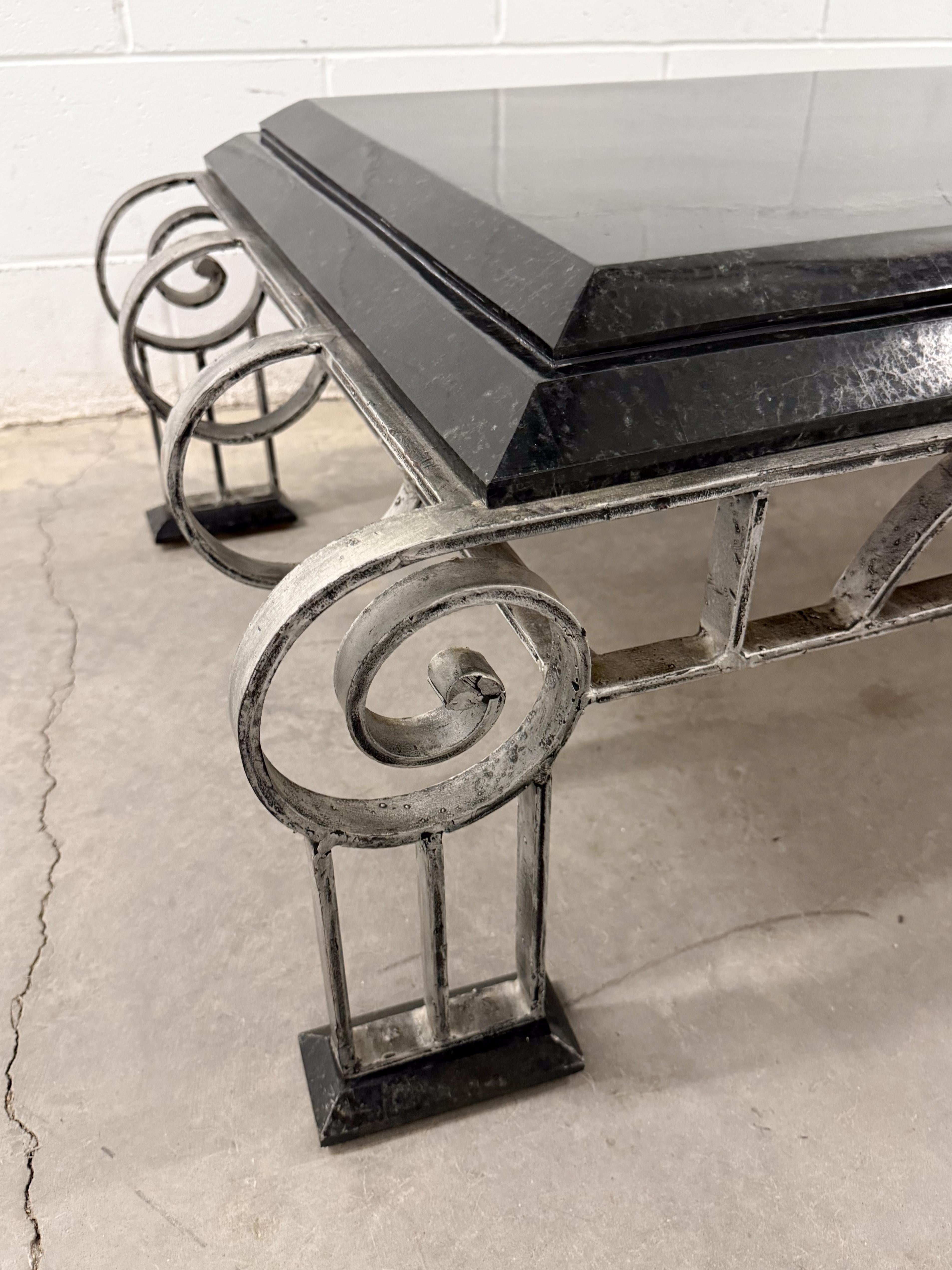 Brutalist Art Deco Style Arched Wrought Iron and Marble Coffe and Side Table en vente 1