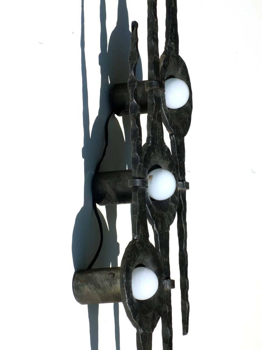 Brutalist wall lamp
1960s

Wrought iron
Three lights

Excellent condition.