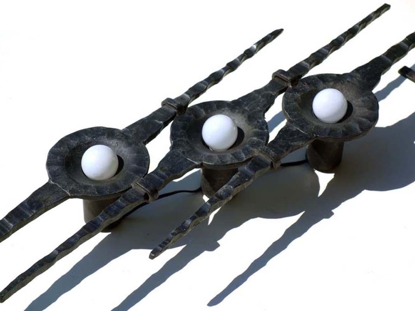 1960 Brutalist Art Design Scultura in ferro Lampada da parete Applique In condizioni ottime in vendita a Brescia, IT