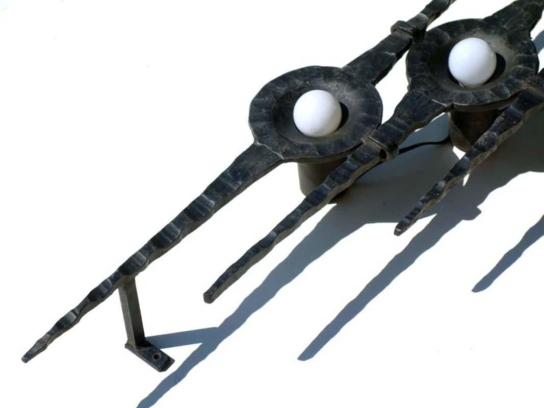Metà XX secolo 1960 Brutalist Art Design Scultura in ferro Lampada da parete Applique in vendita