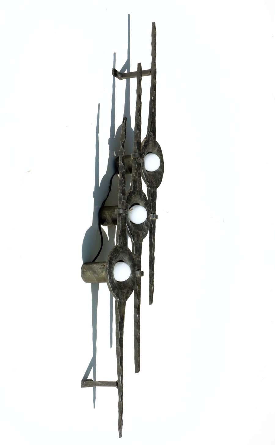 Ferro 1960 Brutalist Art Design Scultura in ferro Lampada da parete Applique in vendita