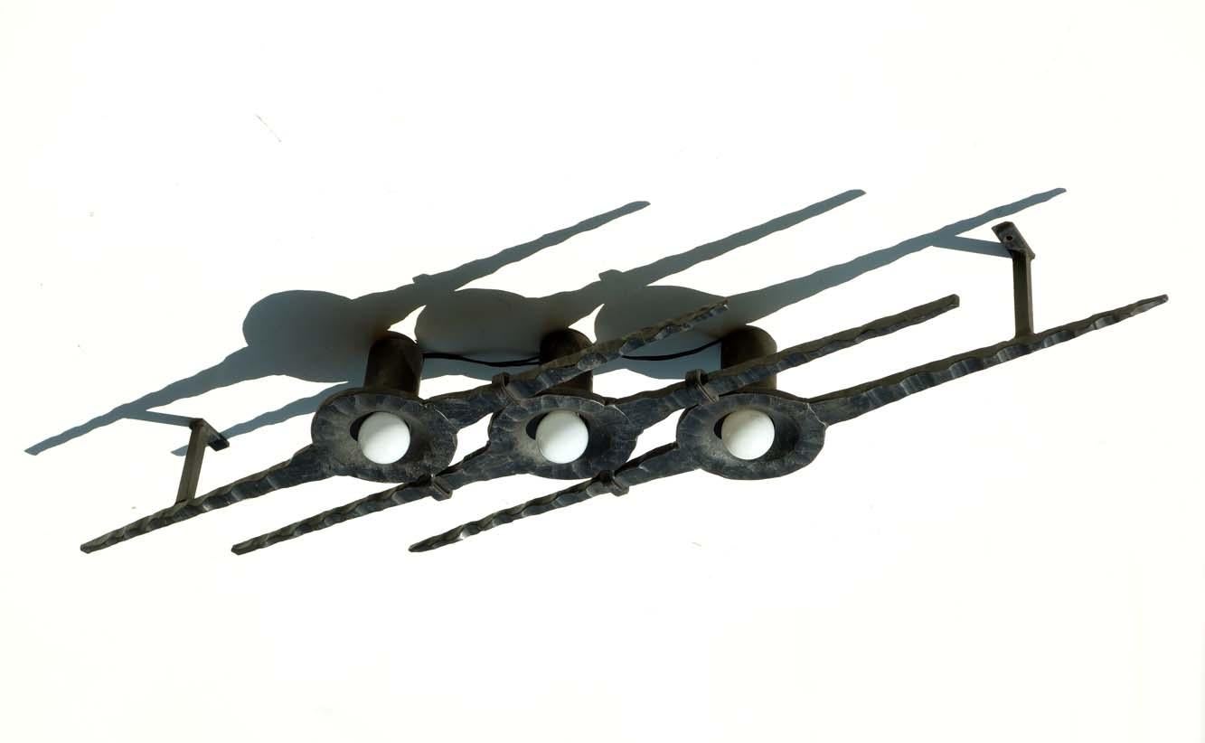 1960 Brutalist Art Design Scultura in ferro Lampada da parete Applique in vendita 1