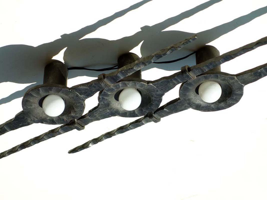 1960 Brutalist Art Design Scultura in ferro Lampada da parete Applique in vendita 2